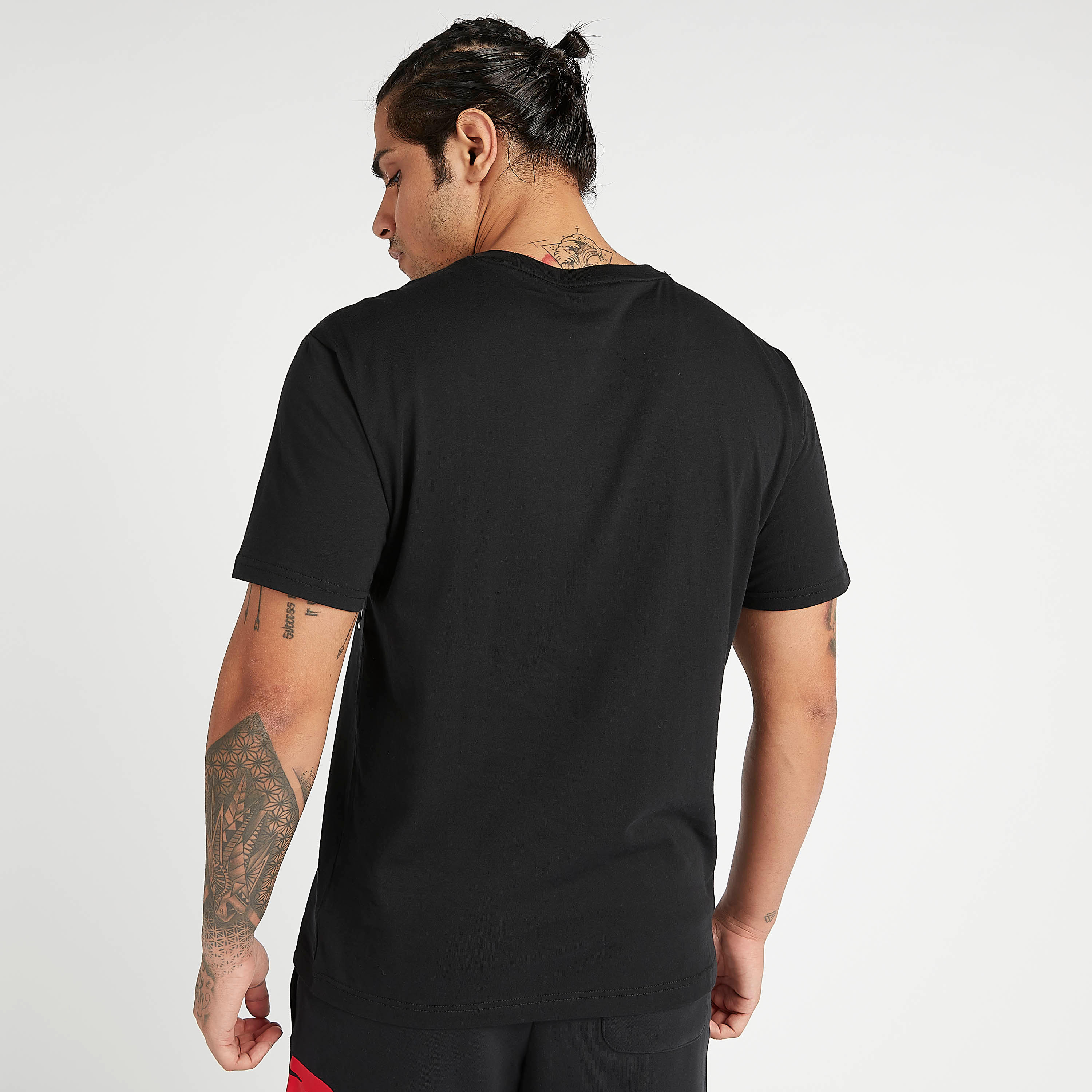 تيشيرت بياقة ضيّقة وأكمام قصيرة وطبعات من نيو بالانس-men-clothing-sportswearandactivewear-tshirtsandpolos-image-4