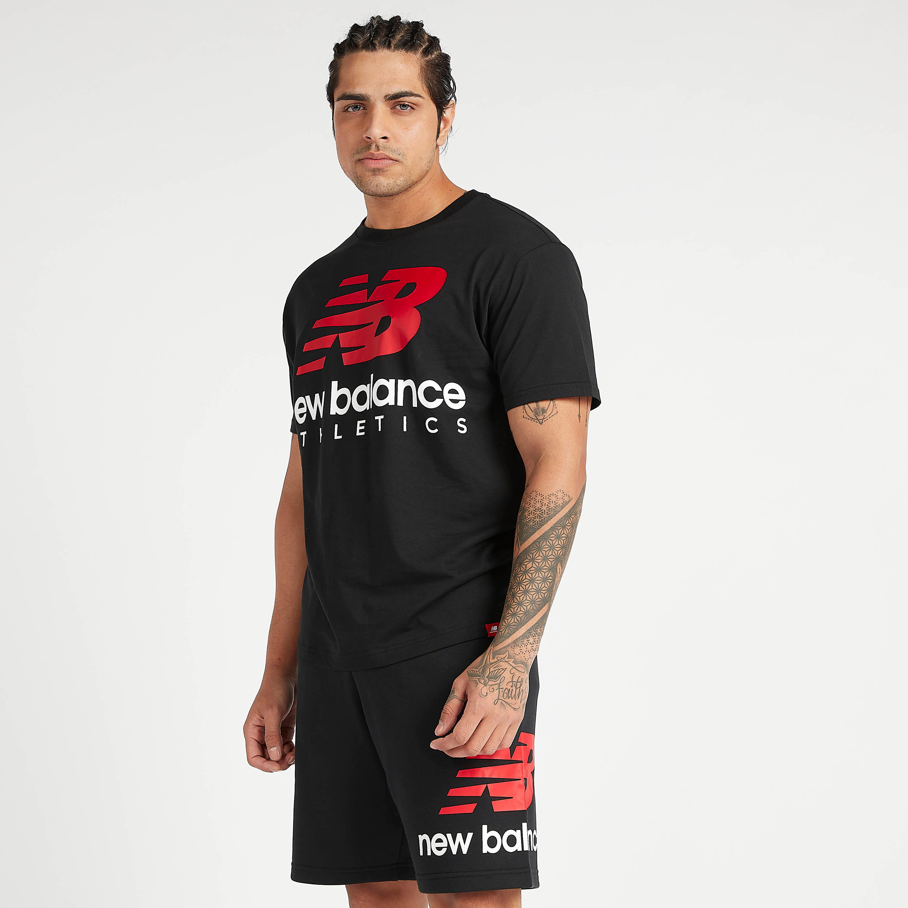 تيشيرت بياقة ضيّقة وأكمام قصيرة وطبعات من نيو بالانس-men-clothing-sportswearandactivewear-tshirtsandpolos-image-5