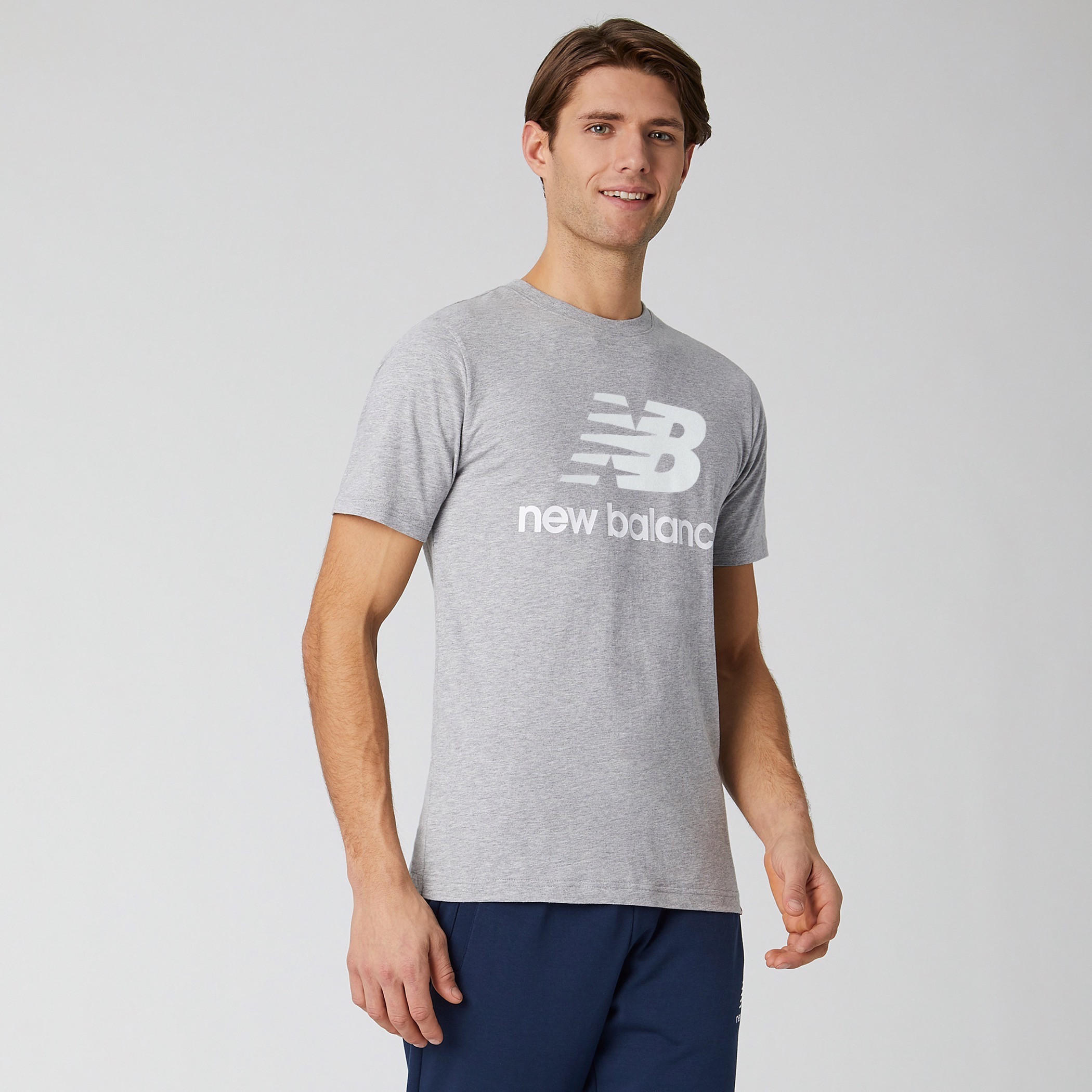 تيشيرت بياقة ضيّقة وطبعات شعار ستاكد إسينشيالز من نيو بالانس-men-clothing-sportswearandactivewear-tshirtsandpolos-image-1