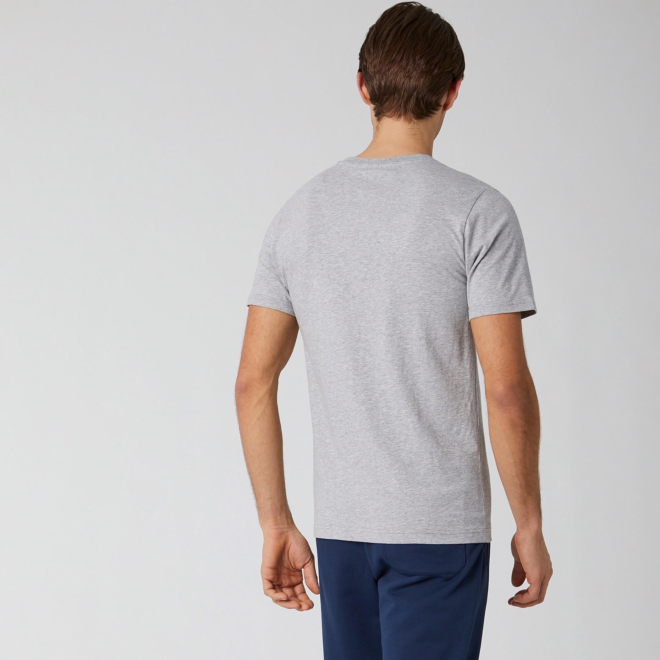 تيشيرت بياقة ضيّقة وطبعات شعار ستاكد إسينشيالز من نيو بالانس-men-clothing-sportswearandactivewear-tshirtsandpolos-image-2