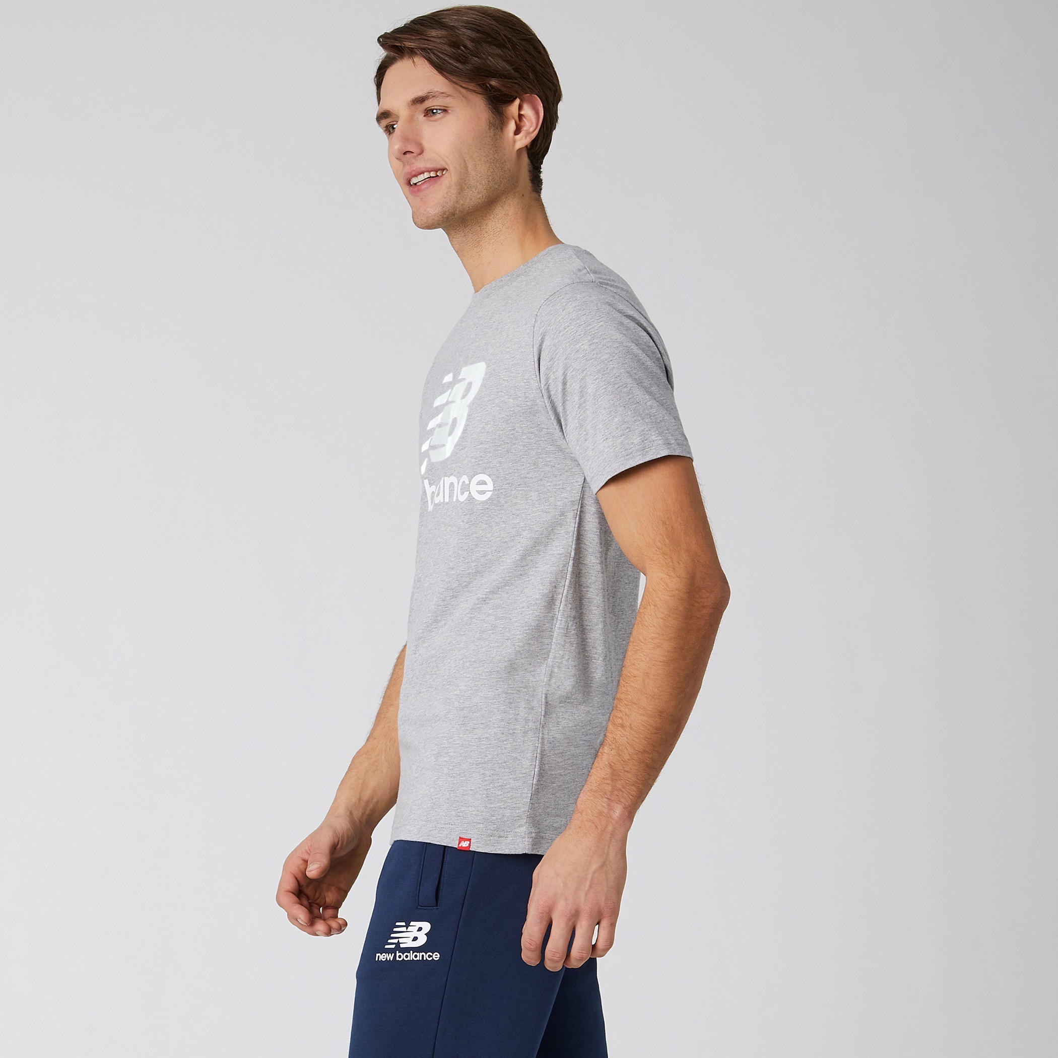 تيشيرت بياقة ضيّقة وطبعات شعار ستاكد إسينشيالز من نيو بالانس-men-clothing-sportswearandactivewear-tshirtsandpolos-image-3