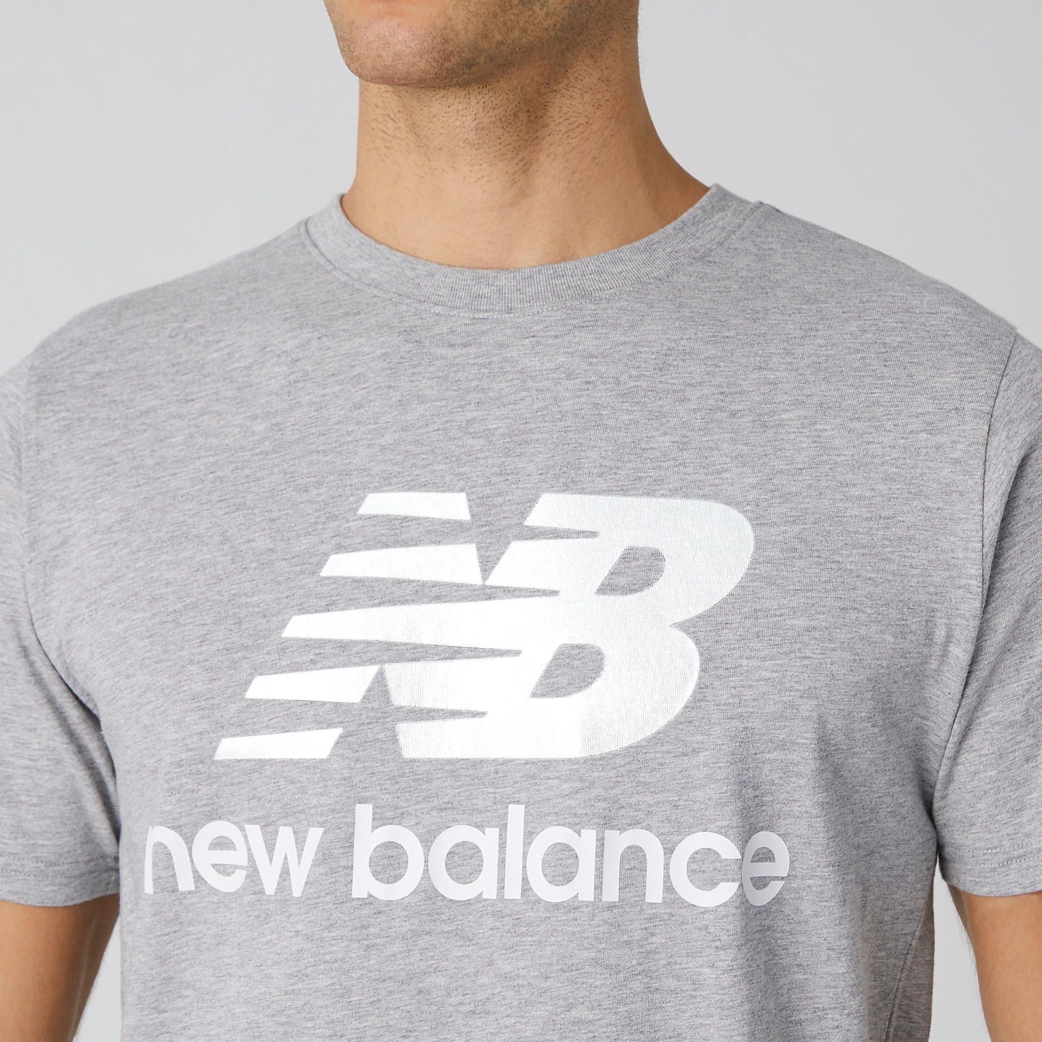 تيشيرت بياقة ضيّقة وطبعات شعار ستاكد إسينشيالز من نيو بالانس-men-clothing-sportswearandactivewear-tshirtsandpolos-image-4