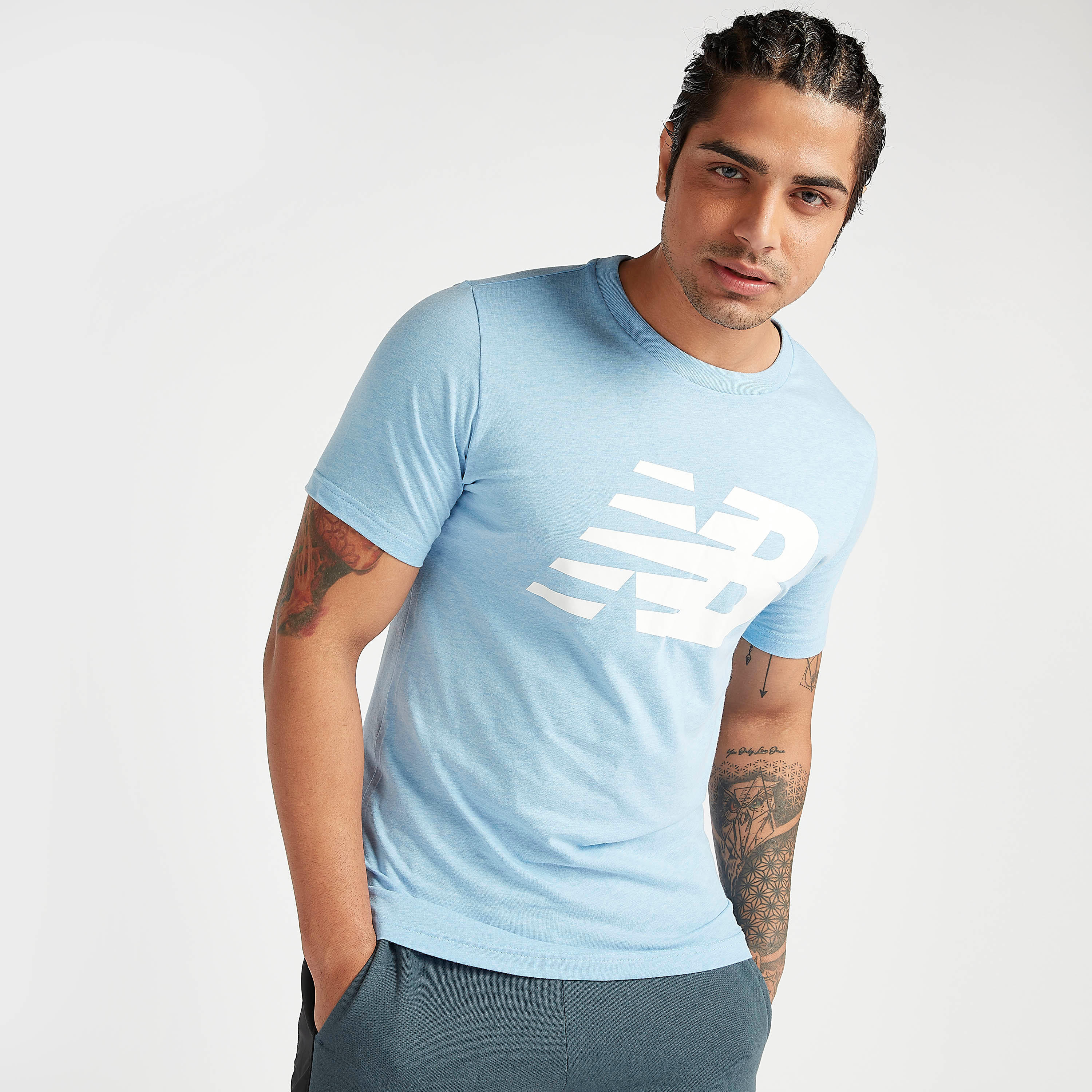 تيشيرت بطبعات وأكمام قصيرة وياقة ضيّقة كلاسيك من نيو بالانس-men-clothing-sportswearandactivewear-tshirtsandpolos-image-1