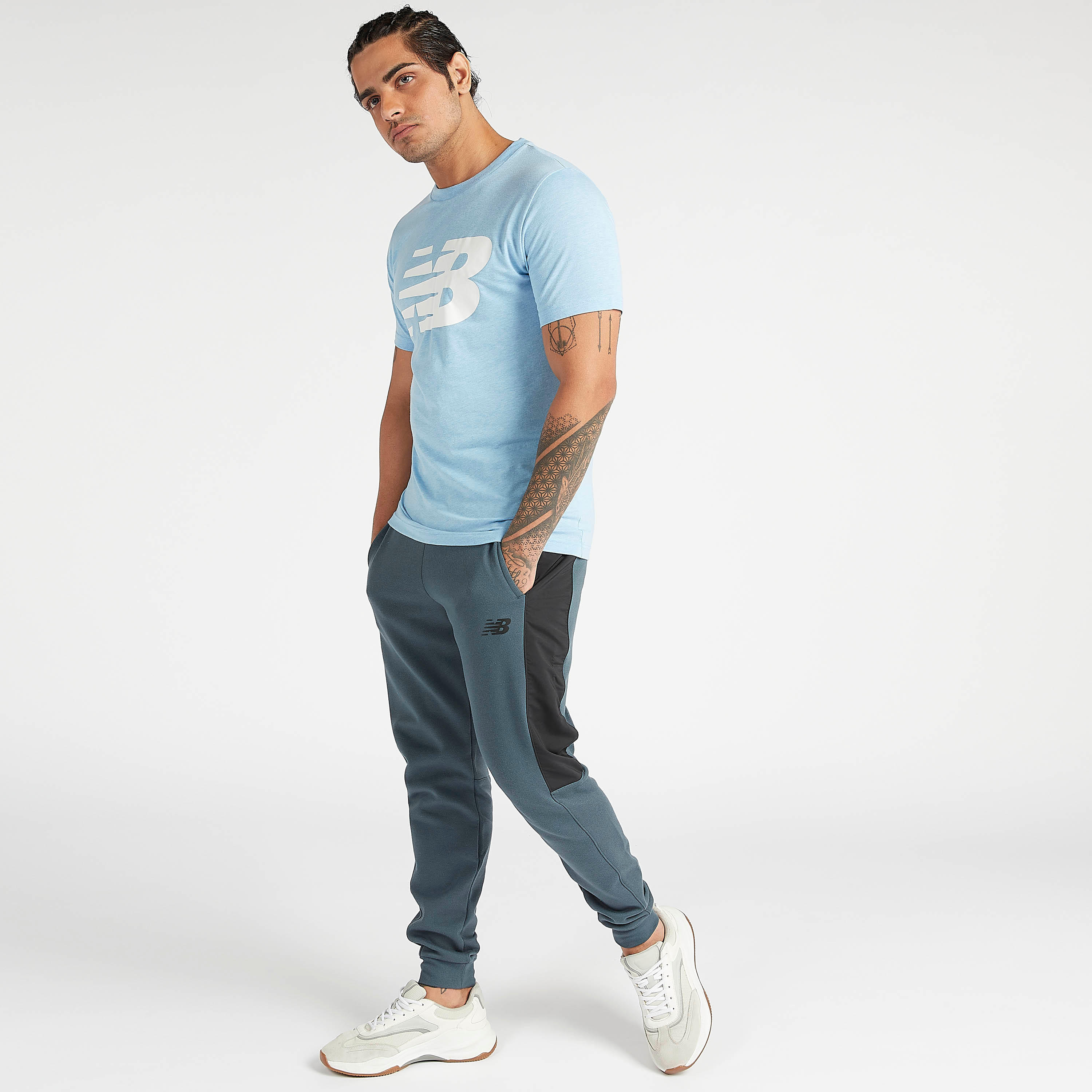 تيشيرت بطبعات وأكمام قصيرة وياقة ضيّقة كلاسيك من نيو بالانس-men-clothing-sportswearandactivewear-tshirtsandpolos-image-2