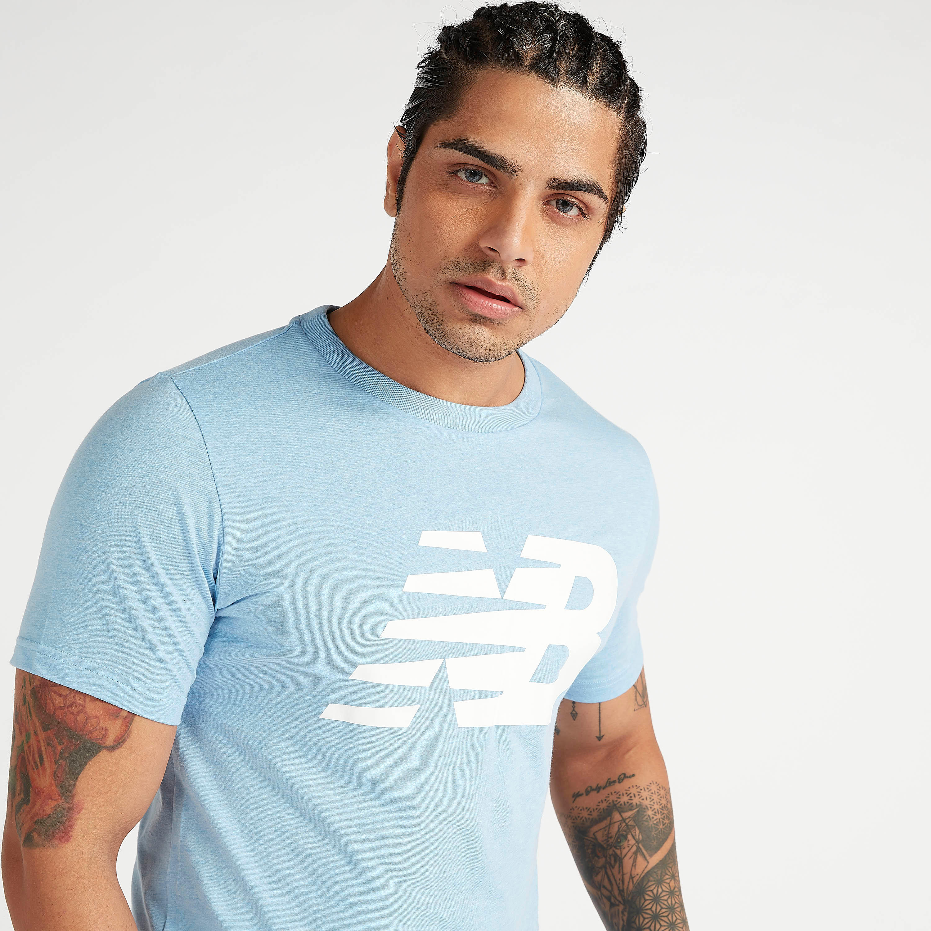 تيشيرت بطبعات وأكمام قصيرة وياقة ضيّقة كلاسيك من نيو بالانس-men-clothing-sportswearandactivewear-tshirtsandpolos-image-3