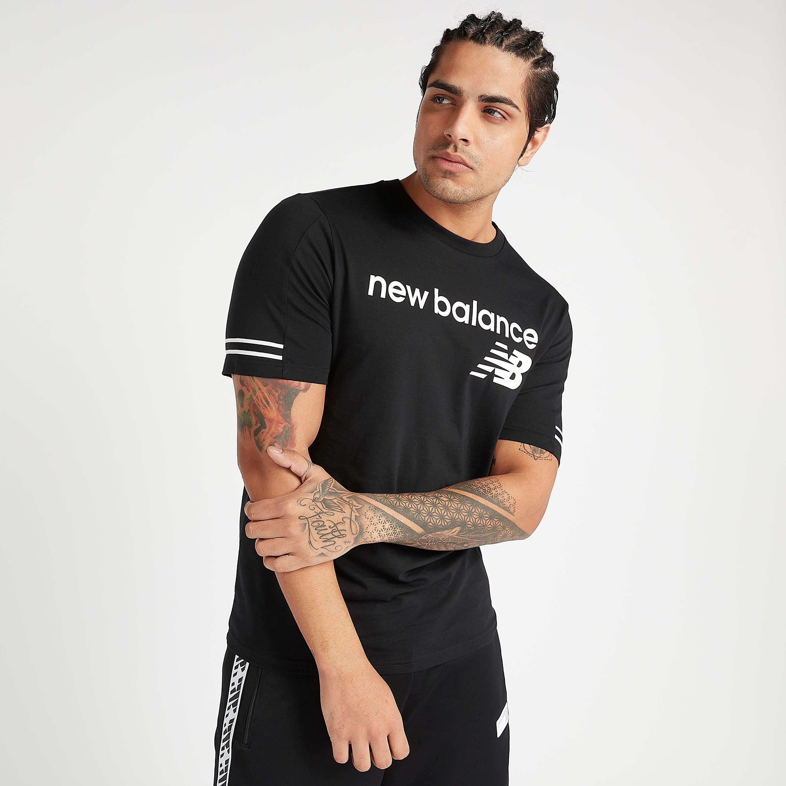تيشيرت بأكمام قصيرة و طبعات أثليتيكس هيريتاج من نيو بالانس-men-clothing-sportswearandactivewear-tshirtsandpolos-image-1