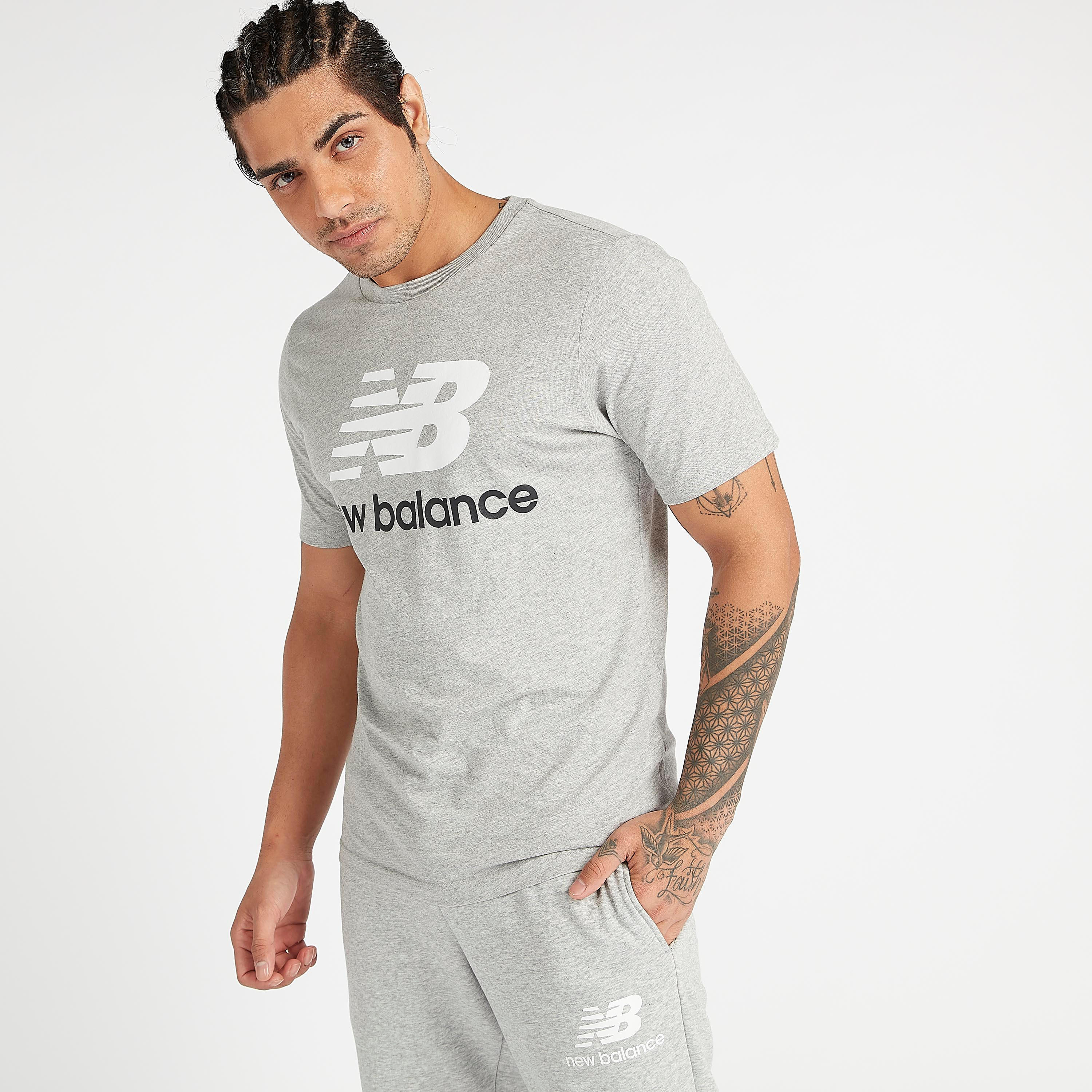 تيشيرت بأكمام قصيرة وطبعات شعار إسينشيالز ستاكد من نيو بالانس-men-clothing-sportswearandactivewear-tshirtsandpolos-image-1
