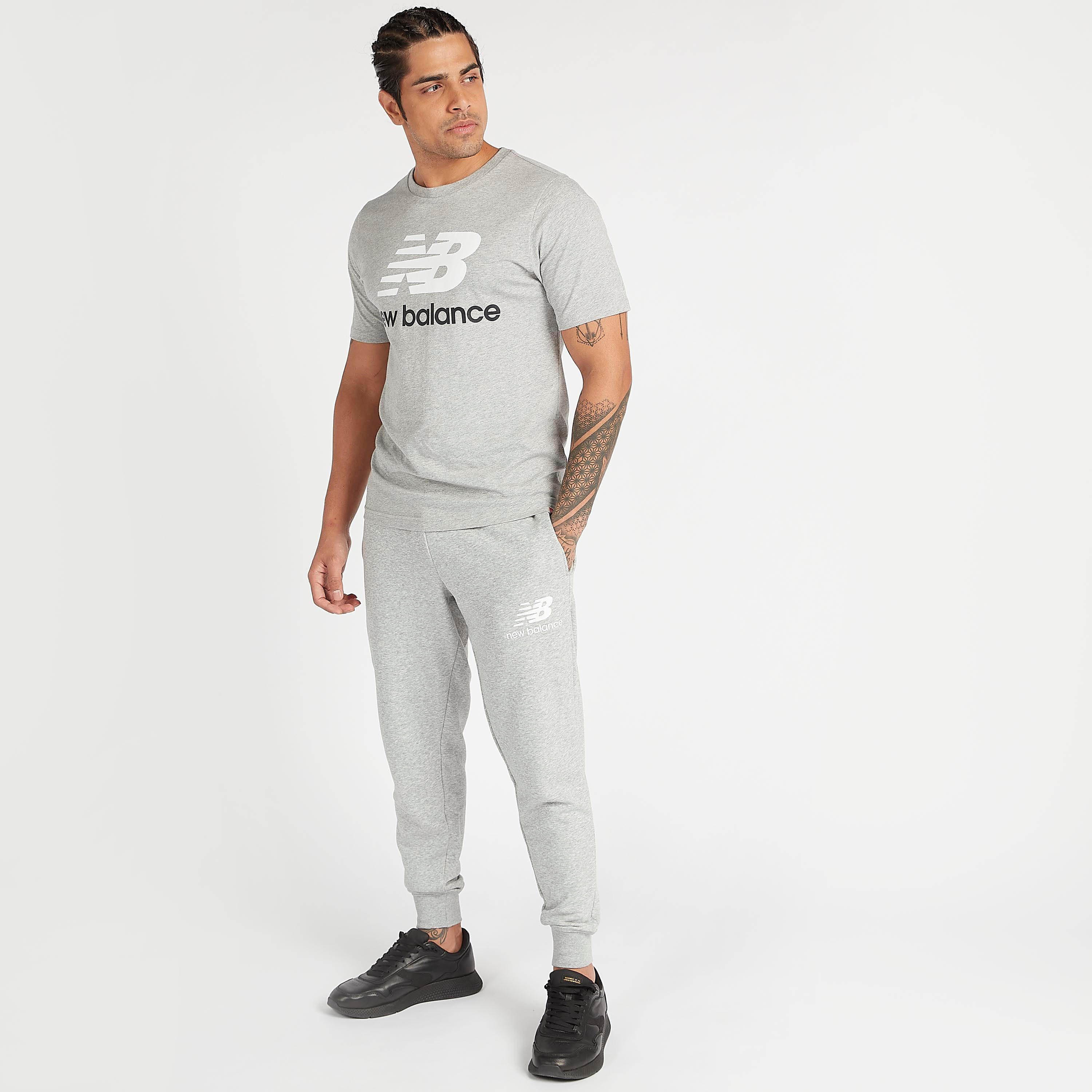 تيشيرت بأكمام قصيرة وطبعات شعار إسينشيالز ستاكد من نيو بالانس-men-clothing-sportswearandactivewear-tshirtsandpolos-image-2