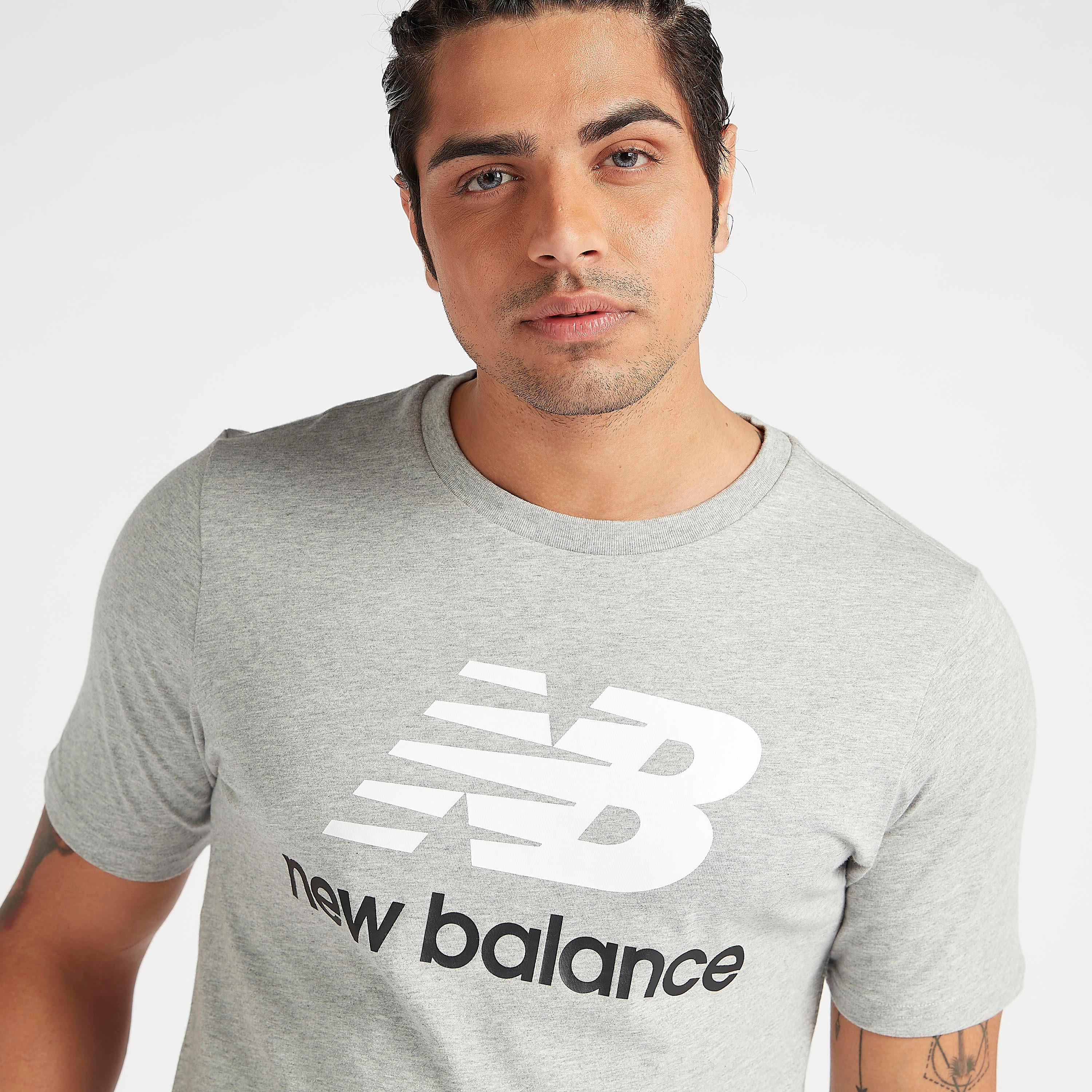 تيشيرت بأكمام قصيرة وطبعات شعار إسينشيالز ستاكد من نيو بالانس-men-clothing-sportswearandactivewear-tshirtsandpolos-image-3