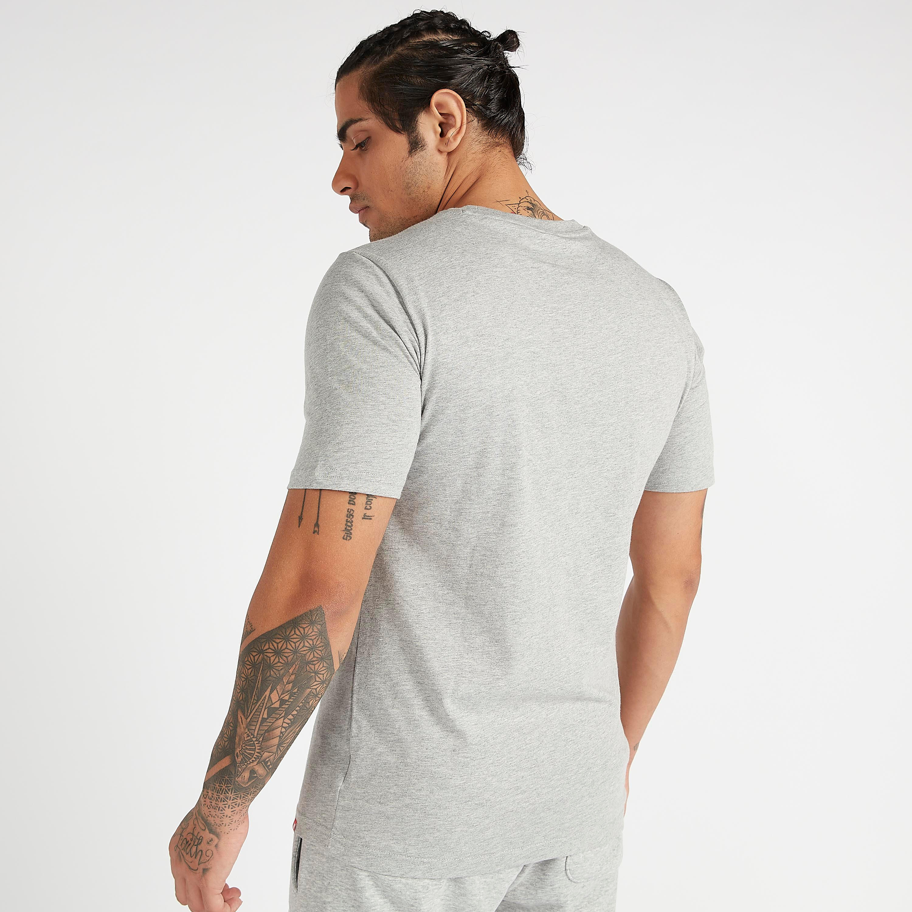 تيشيرت بأكمام قصيرة وطبعات شعار إسينشيالز ستاكد من نيو بالانس-men-clothing-sportswearandactivewear-tshirtsandpolos-image-4