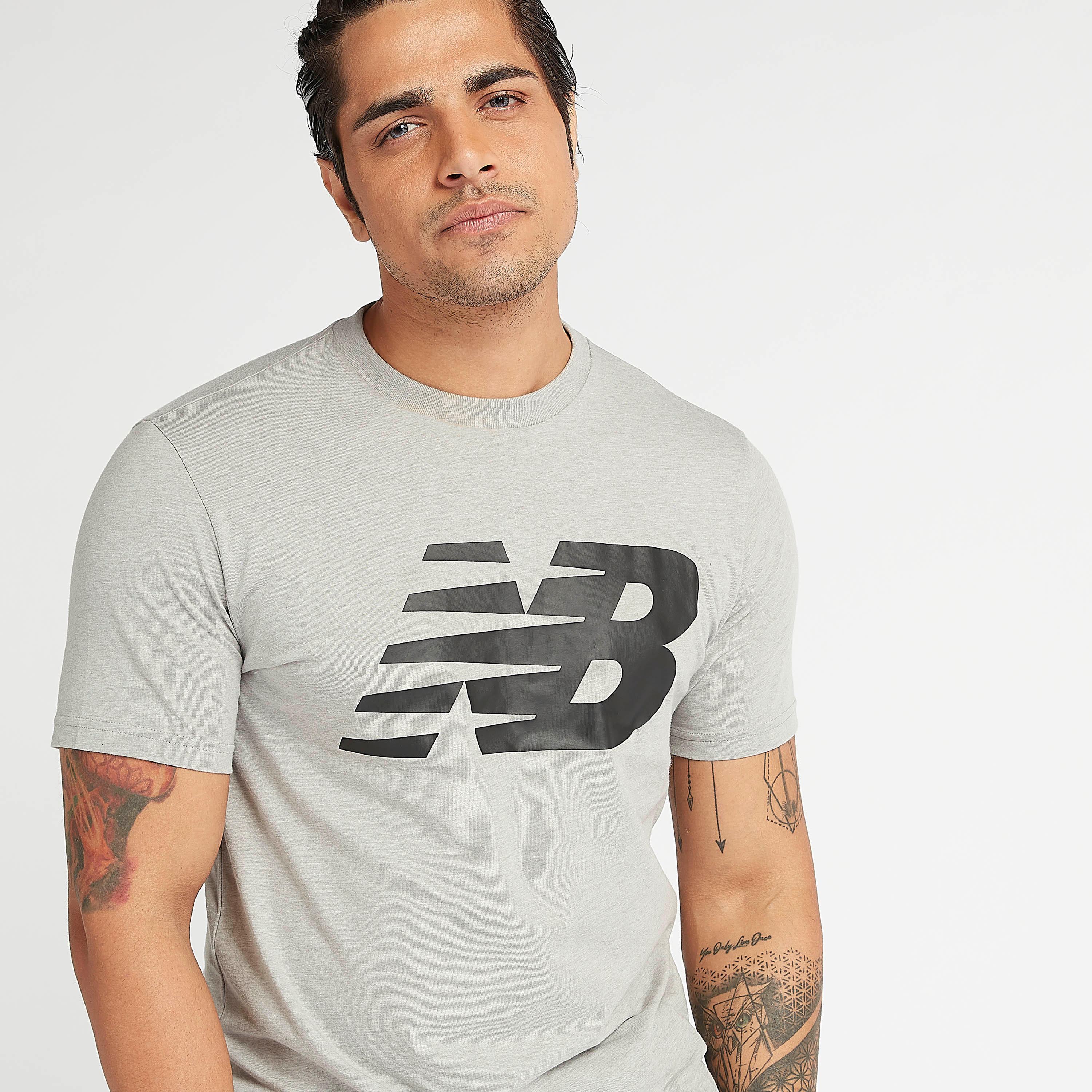 تيشيرت بياقة ضيّقة وطبعات شعار آثليتيكس من نيو بالانس-men-clothing-sportswearandactivewear-tshirtsandpolos-image-1