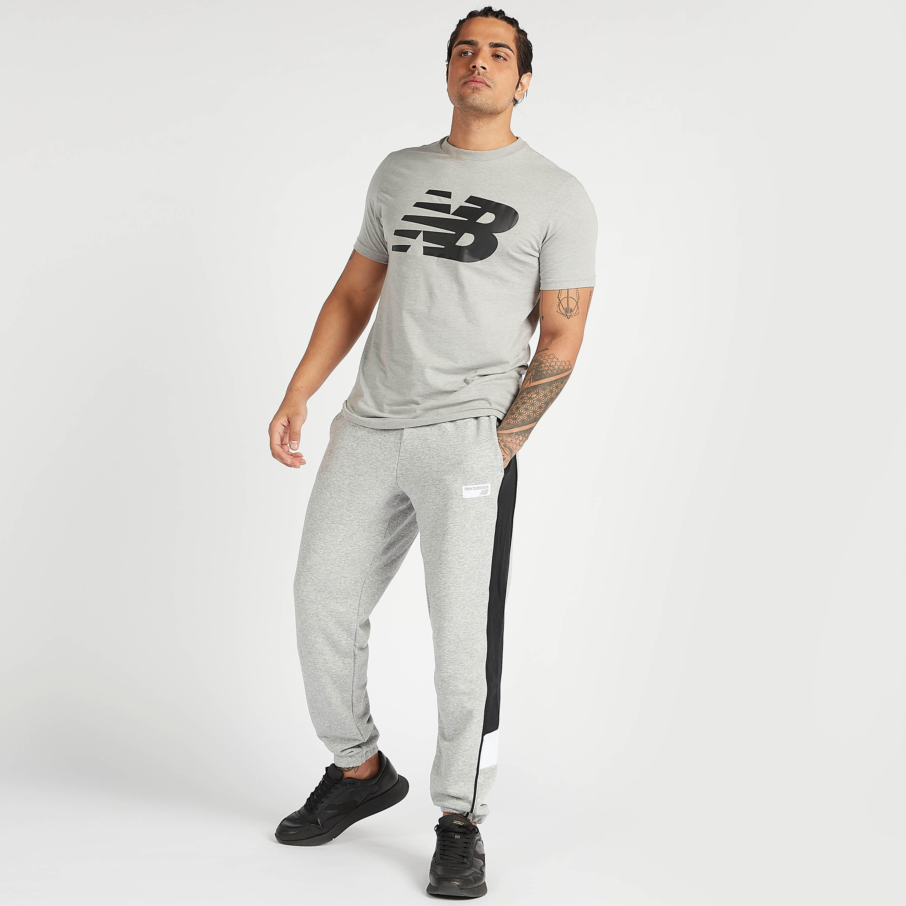 تيشيرت بياقة ضيّقة وطبعات شعار آثليتيكس من نيو بالانس-men-clothing-sportswearandactivewear-tshirtsandpolos-image-2
