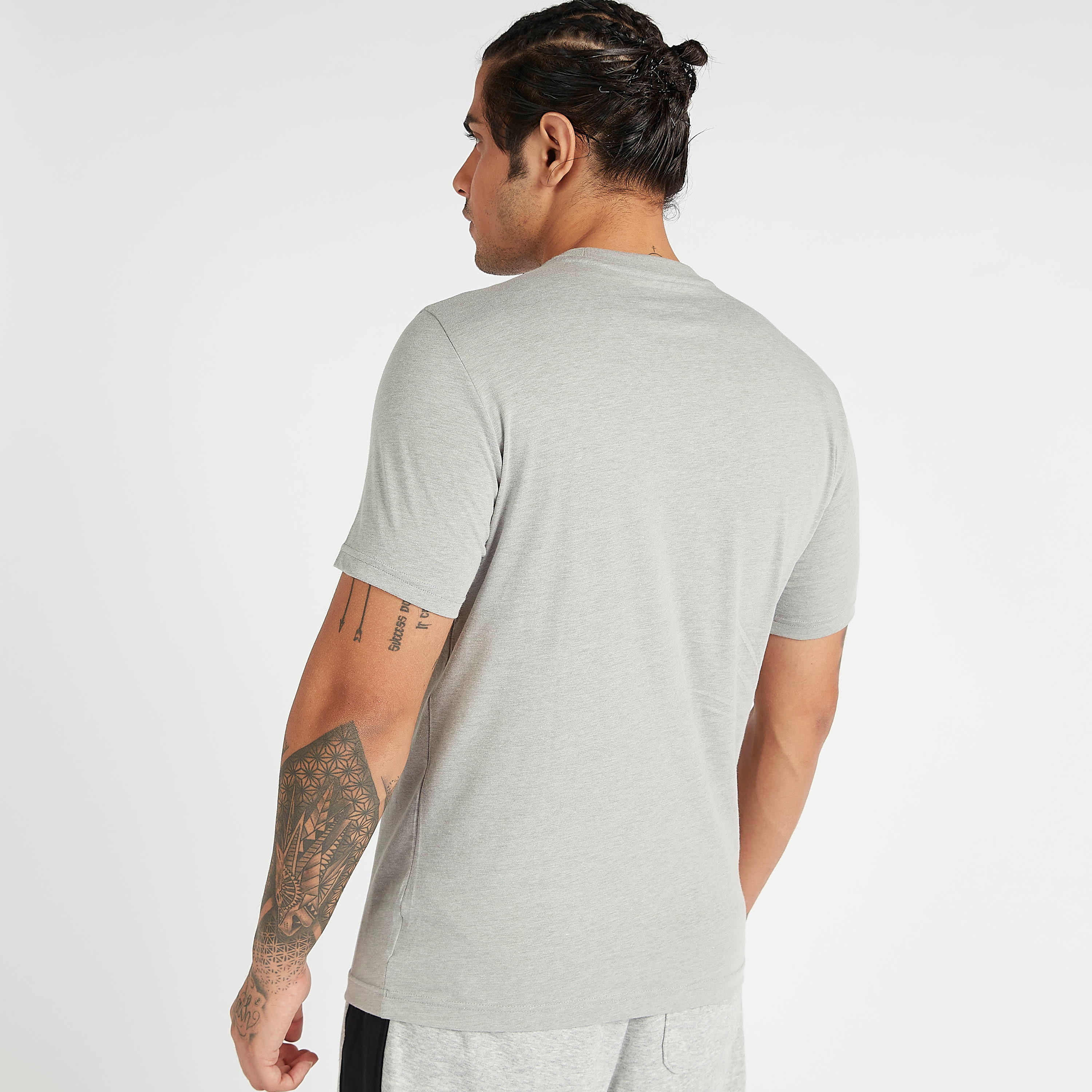تيشيرت بياقة ضيّقة وطبعات شعار آثليتيكس من نيو بالانس-men-clothing-sportswearandactivewear-tshirtsandpolos-image-4