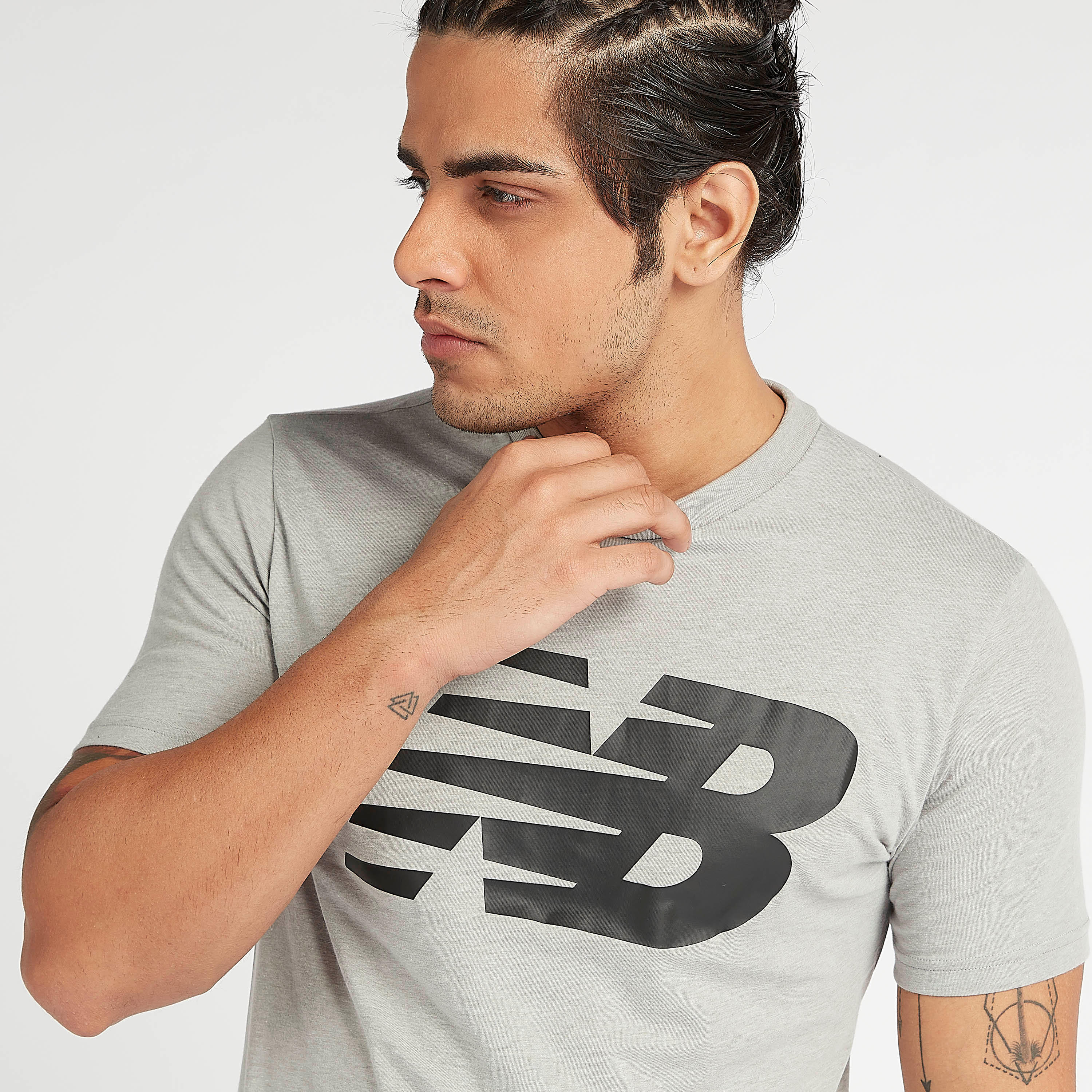 تيشيرت بياقة ضيّقة وطبعات شعار آثليتيكس من نيو بالانس-men-clothing-sportswearandactivewear-tshirtsandpolos-image-5