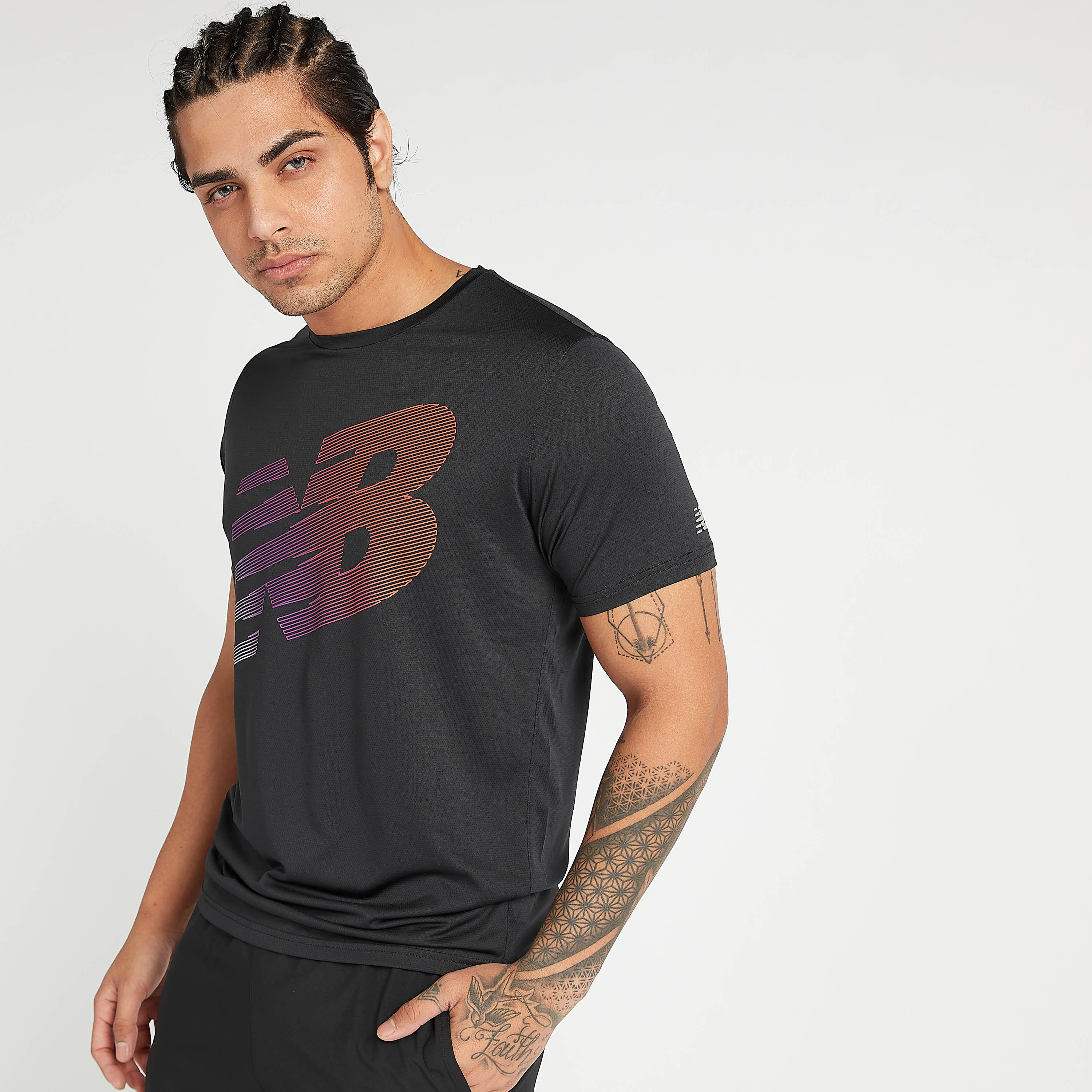 تيشيرت بأكمام قصيرة وطبعات أكسيليرايت من نيو بالانس-men-clothing-sportswearandactivewear-tshirtsandpolos-image-1
