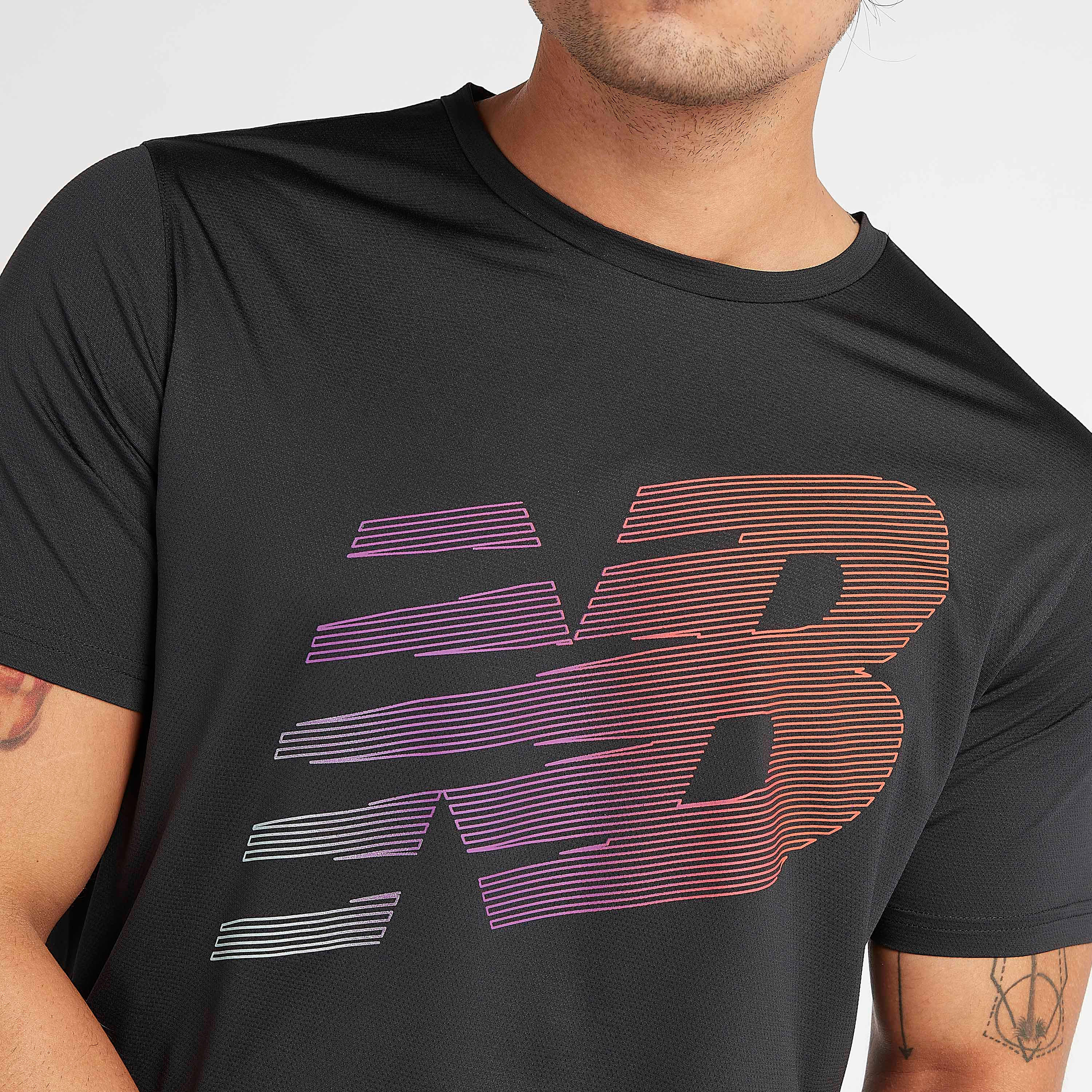 تيشيرت بأكمام قصيرة وطبعات أكسيليرايت من نيو بالانس-men-clothing-sportswearandactivewear-tshirtsandpolos-image-3