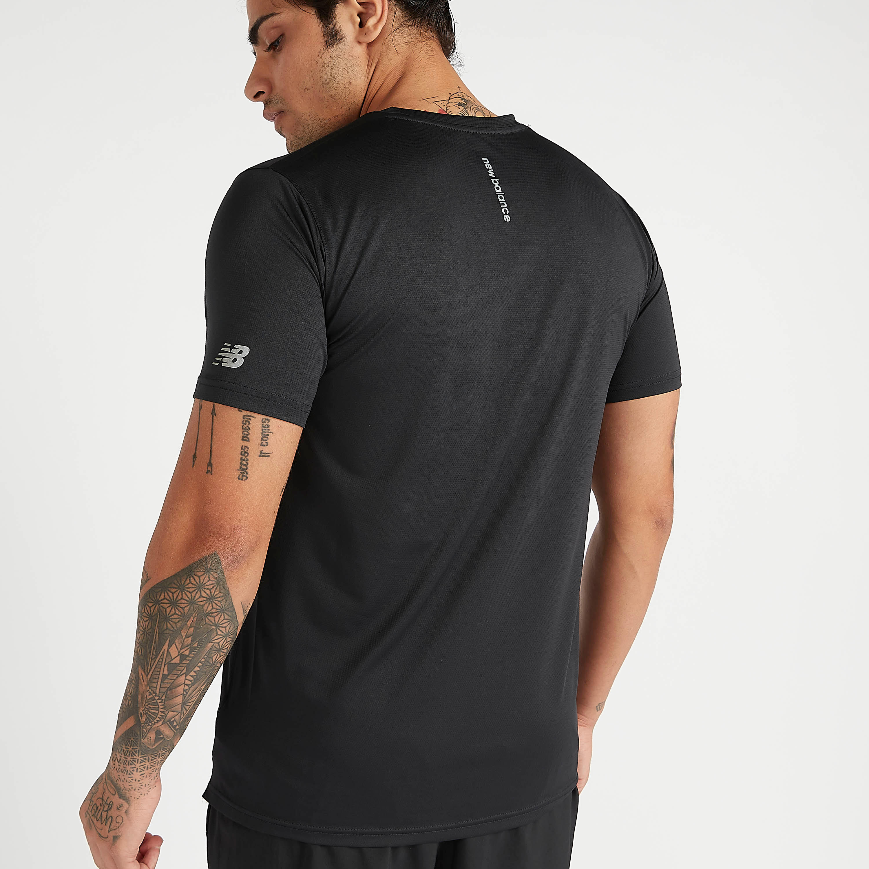 تيشيرت بأكمام قصيرة وطبعات أكسيليرايت من نيو بالانس-men-clothing-sportswearandactivewear-tshirtsandpolos-image-4