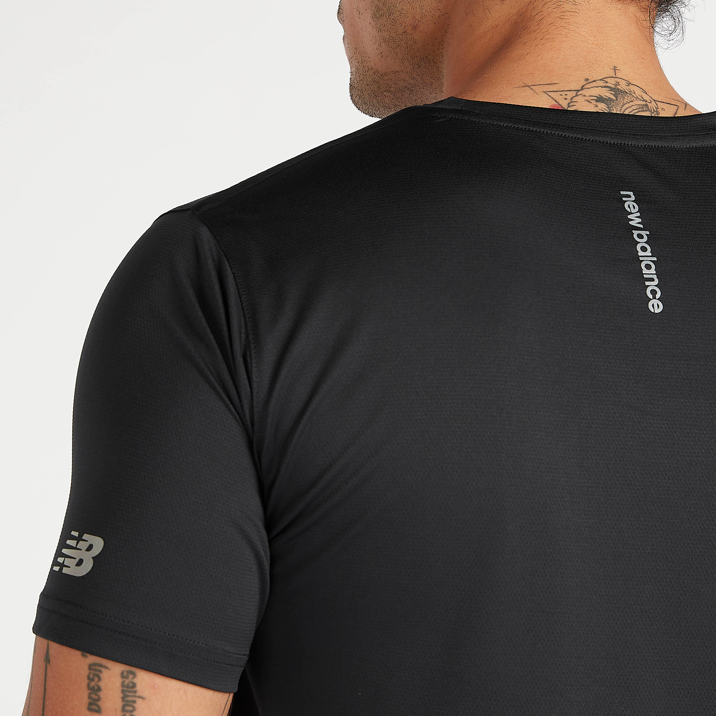 تيشيرت بأكمام قصيرة وطبعات أكسيليرايت من نيو بالانس-men-clothing-sportswearandactivewear-tshirtsandpolos-image-5
