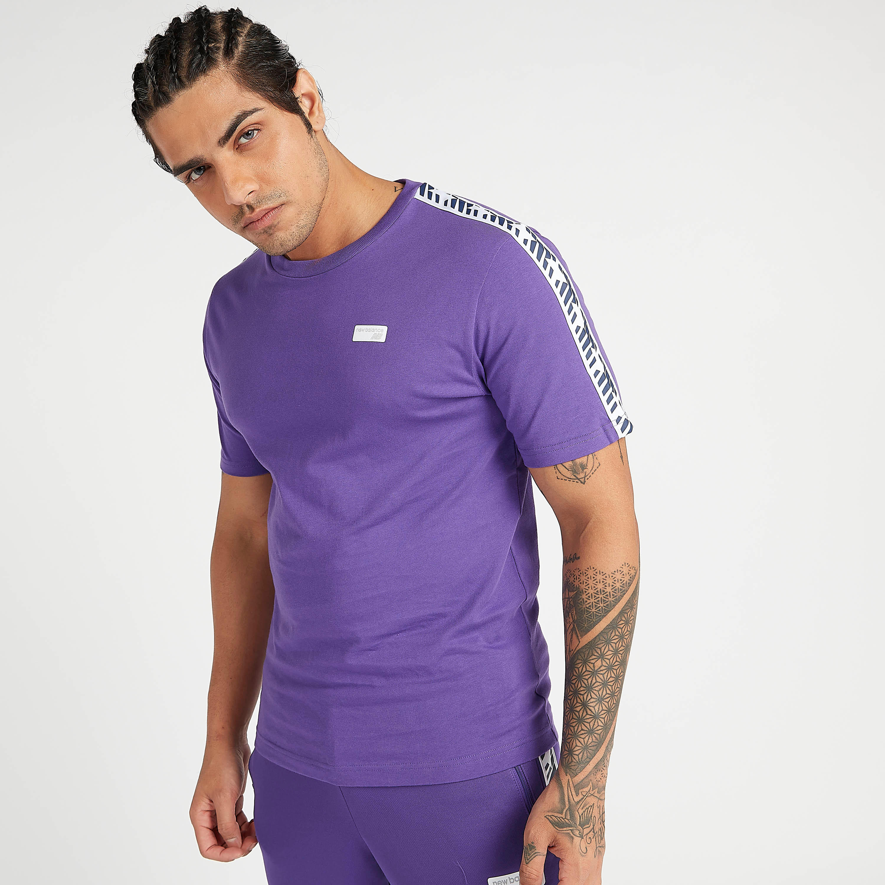 تيشيرت بأكمام قصيرة وطبعات وتفاصيل شريطة أثليتكس من نيو بالانس-men-clothing-sportswearandactivewear-tshirtsandpolos-image-1