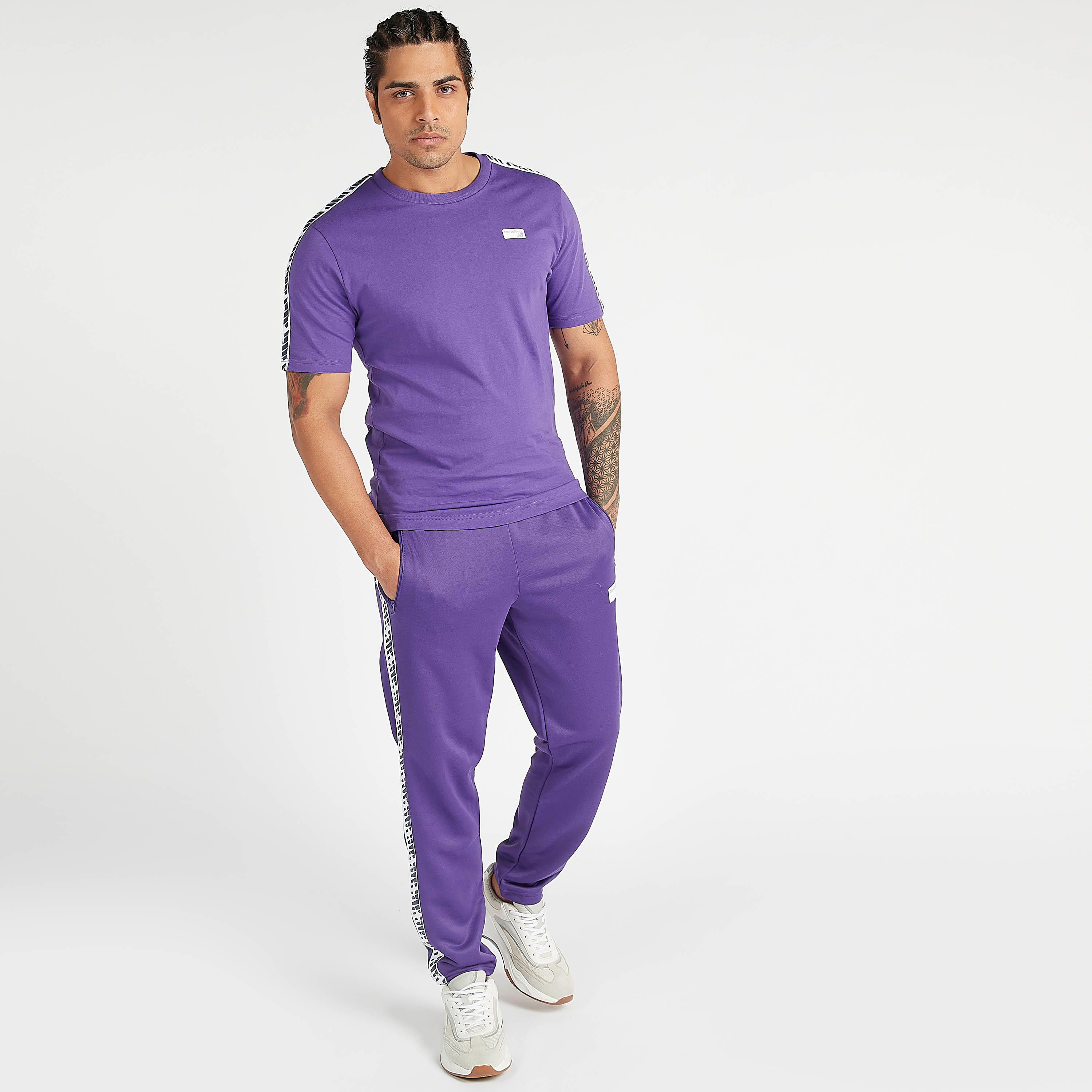 تيشيرت بأكمام قصيرة وطبعات وتفاصيل شريطة أثليتكس من نيو بالانس-men-clothing-sportswearandactivewear-tshirtsandpolos-image-2