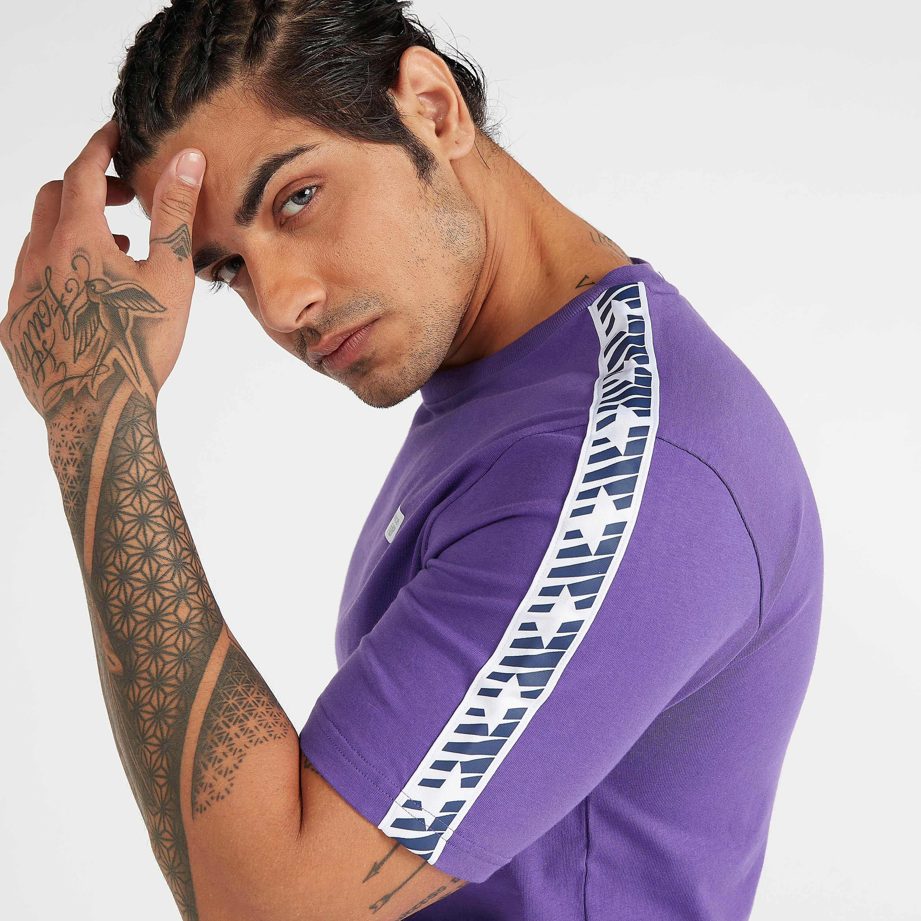 تيشيرت بأكمام قصيرة وطبعات وتفاصيل شريطة أثليتكس من نيو بالانس-men-clothing-sportswearandactivewear-tshirtsandpolos-image-3