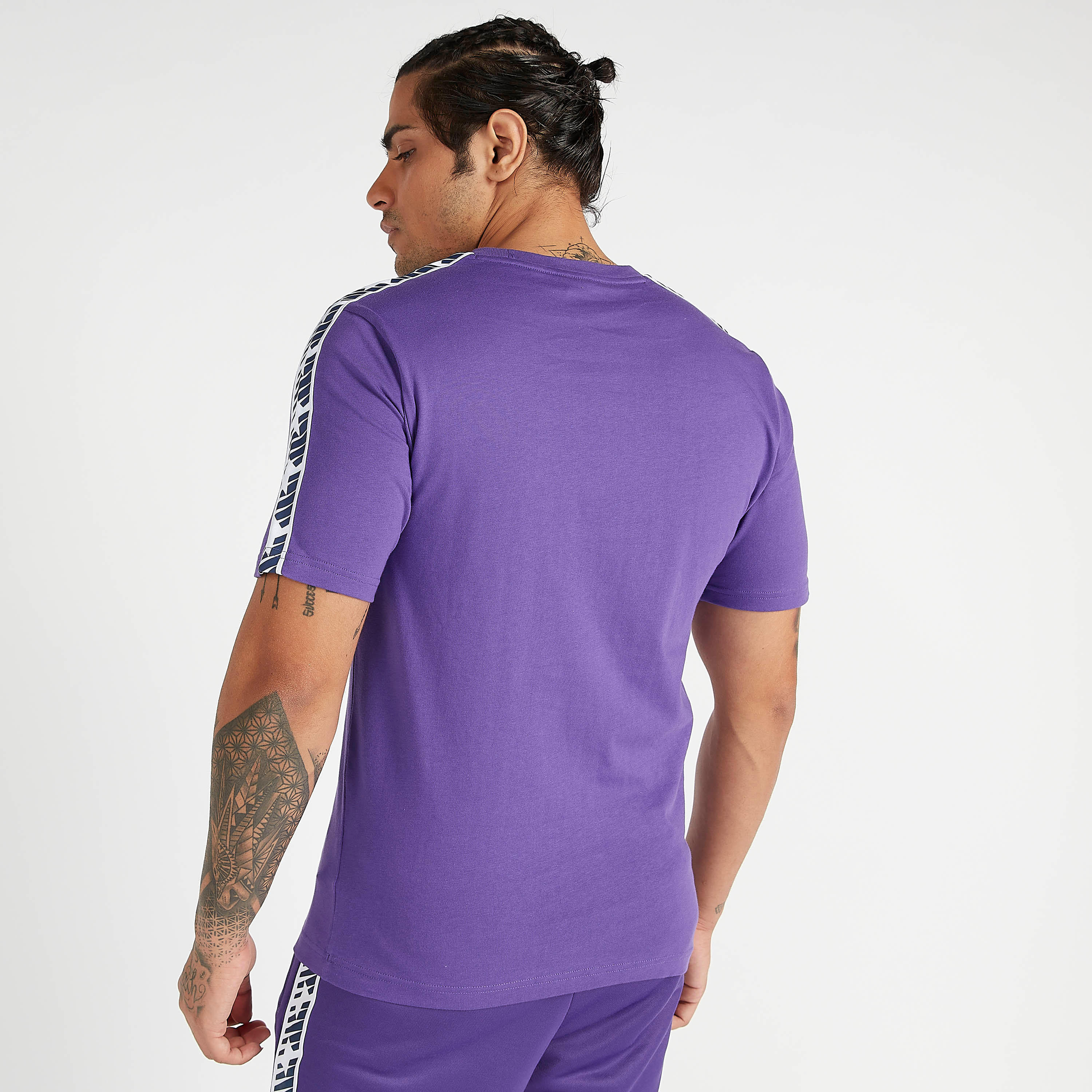 تيشيرت بأكمام قصيرة وطبعات وتفاصيل شريطة أثليتكس من نيو بالانس-men-clothing-sportswearandactivewear-tshirtsandpolos-image-4