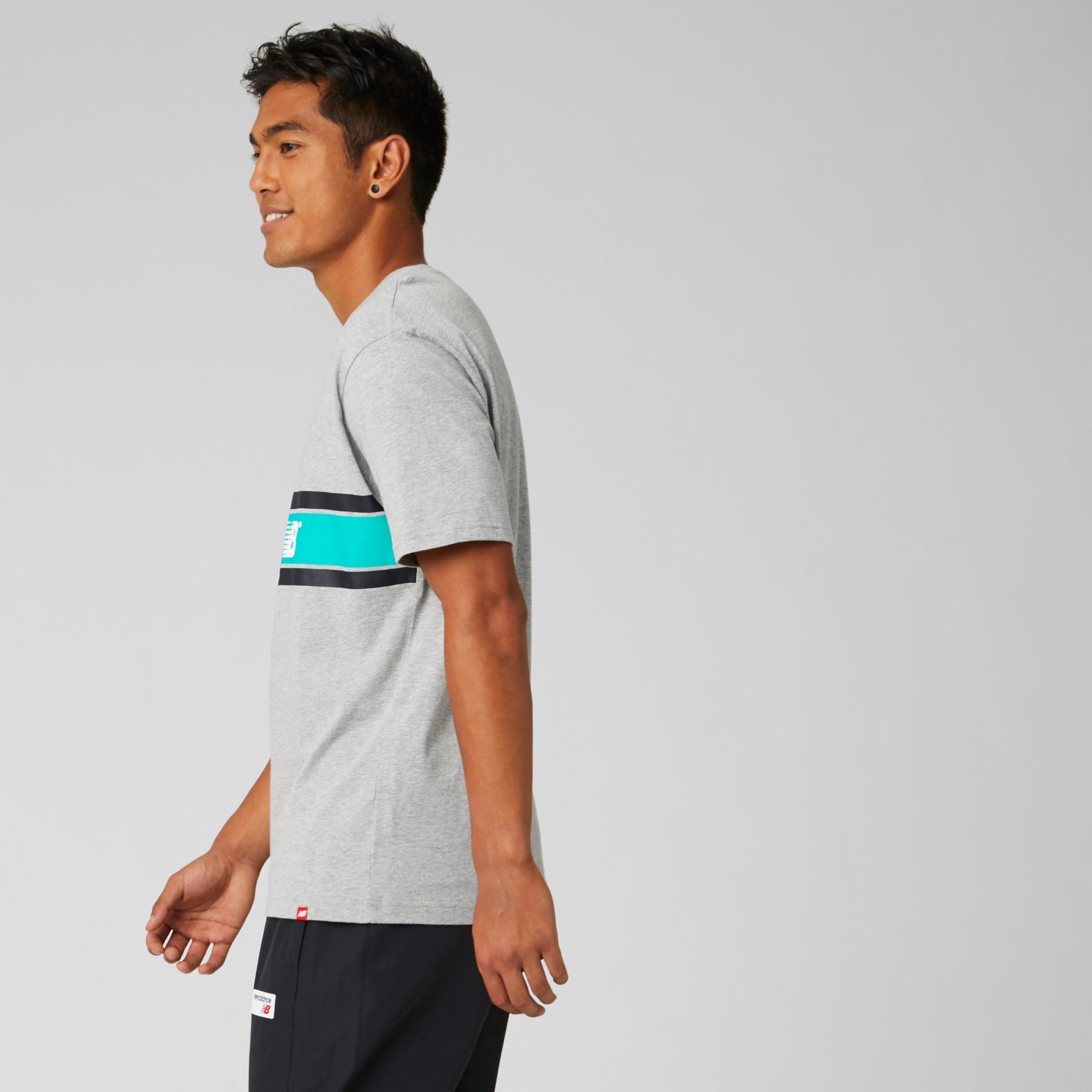 تيشيرت بياقة ضيّقة وأكمام قصيرة وطبعات جرافيكيّة من نيو بالانس-men-clothing-sportswearandactivewear-tshirtsandpolos-image-2
