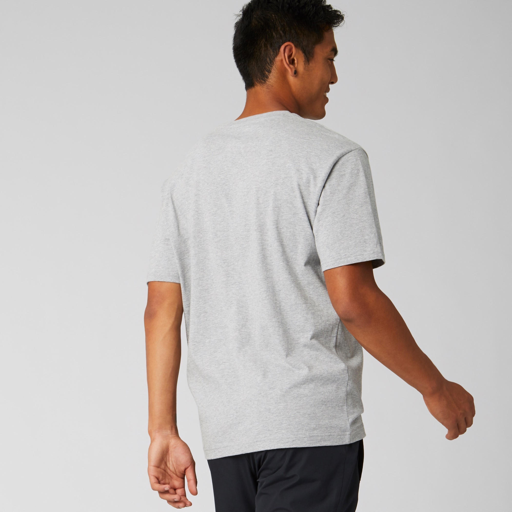 تيشيرت بياقة ضيّقة وأكمام قصيرة وطبعات جرافيكيّة من نيو بالانس-men-clothing-sportswearandactivewear-tshirtsandpolos-image-3