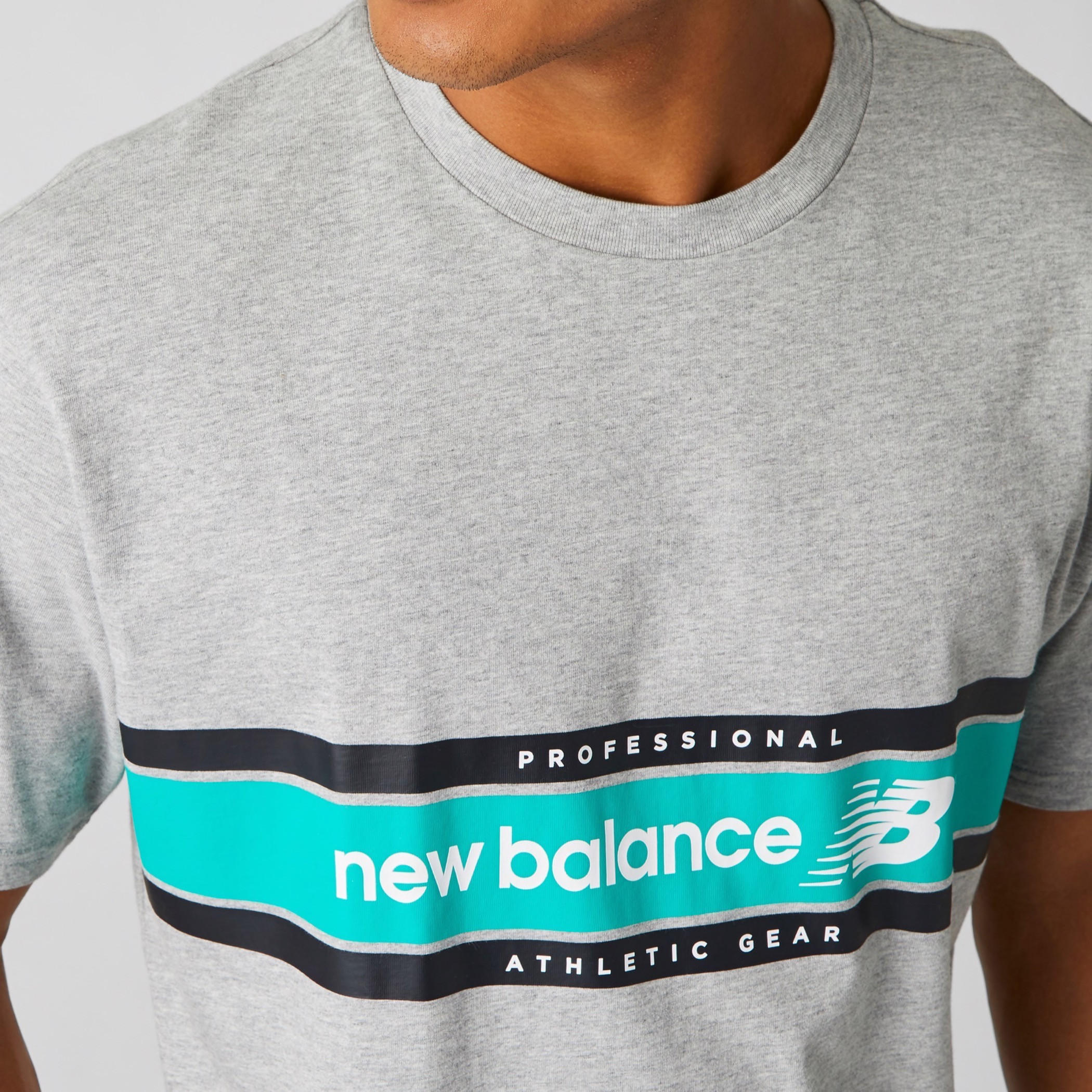تيشيرت بياقة ضيّقة وأكمام قصيرة وطبعات جرافيكيّة من نيو بالانس-men-clothing-sportswearandactivewear-tshirtsandpolos-image-4