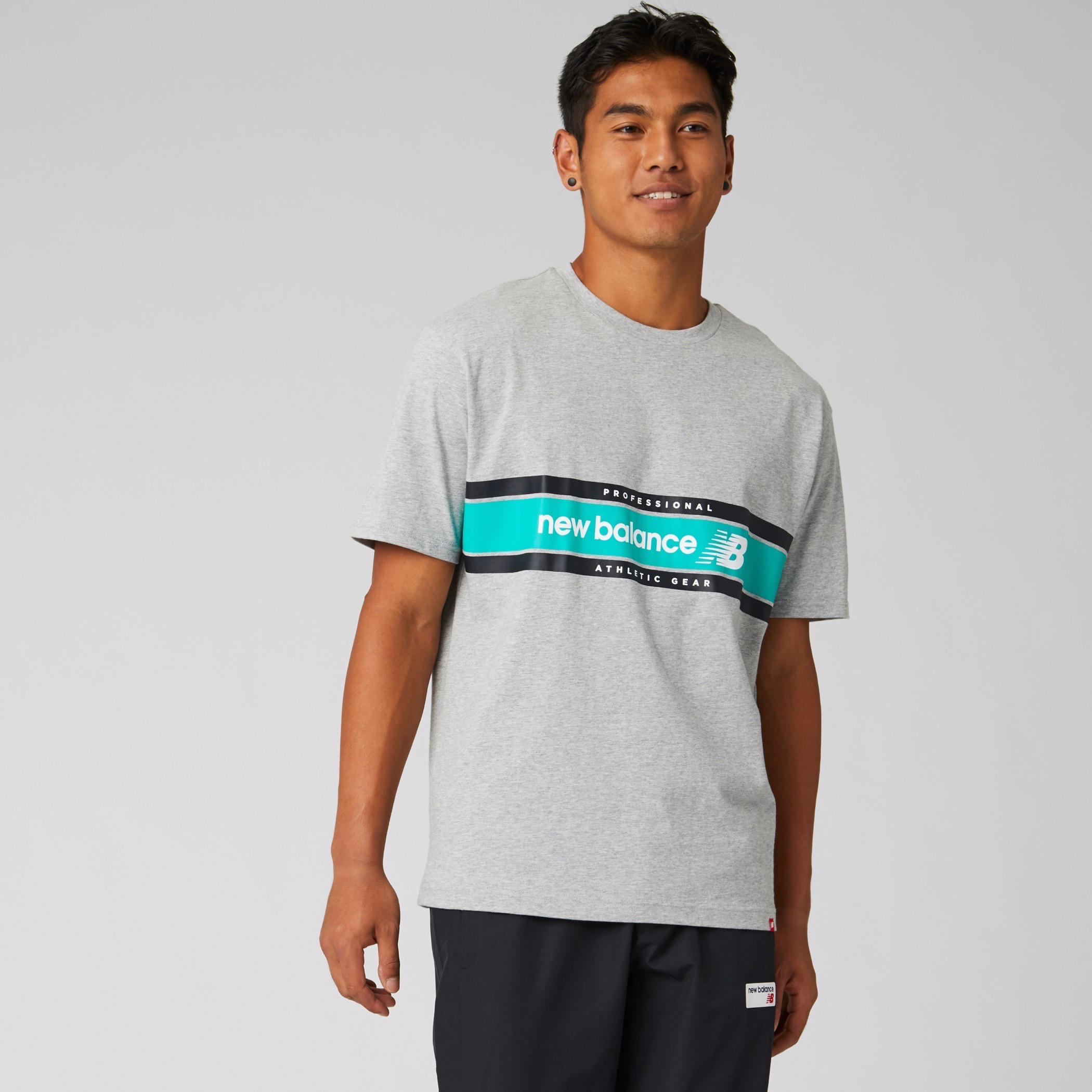 تيشيرت بياقة ضيّقة وأكمام قصيرة وطبعات جرافيكيّة من نيو بالانس-men-clothing-sportswearandactivewear-tshirtsandpolos-image-6