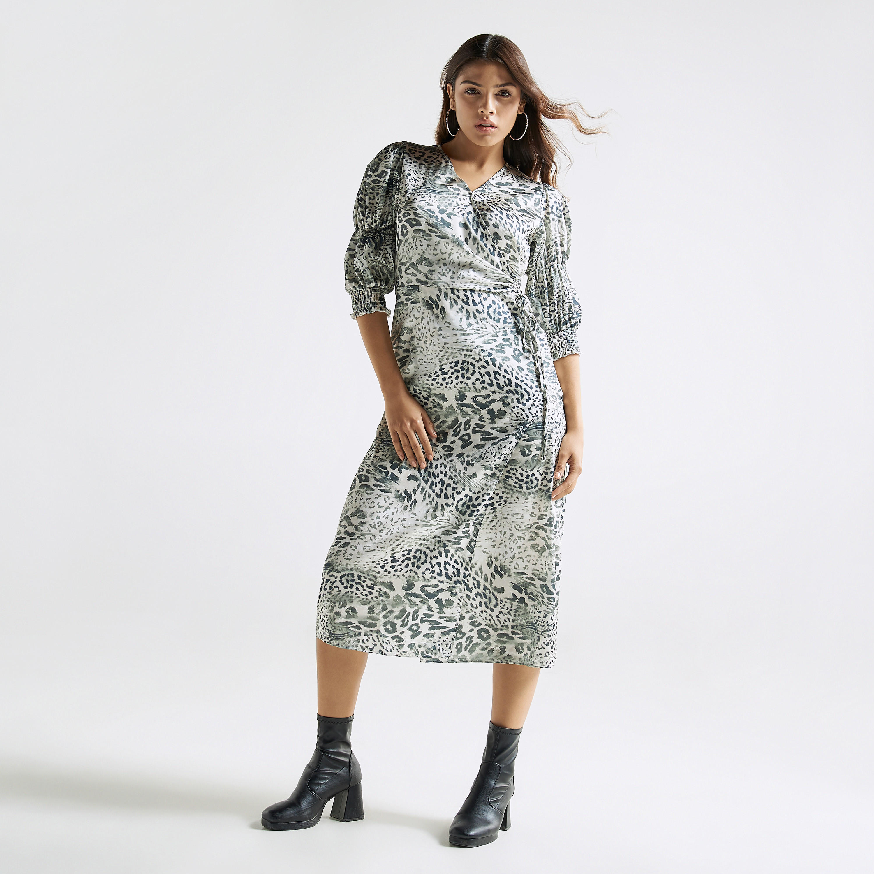 فستان ملفوف بطبعات حيوانات وياقة v وتفاصيل كشكش-women-clothing-dresses-image-2