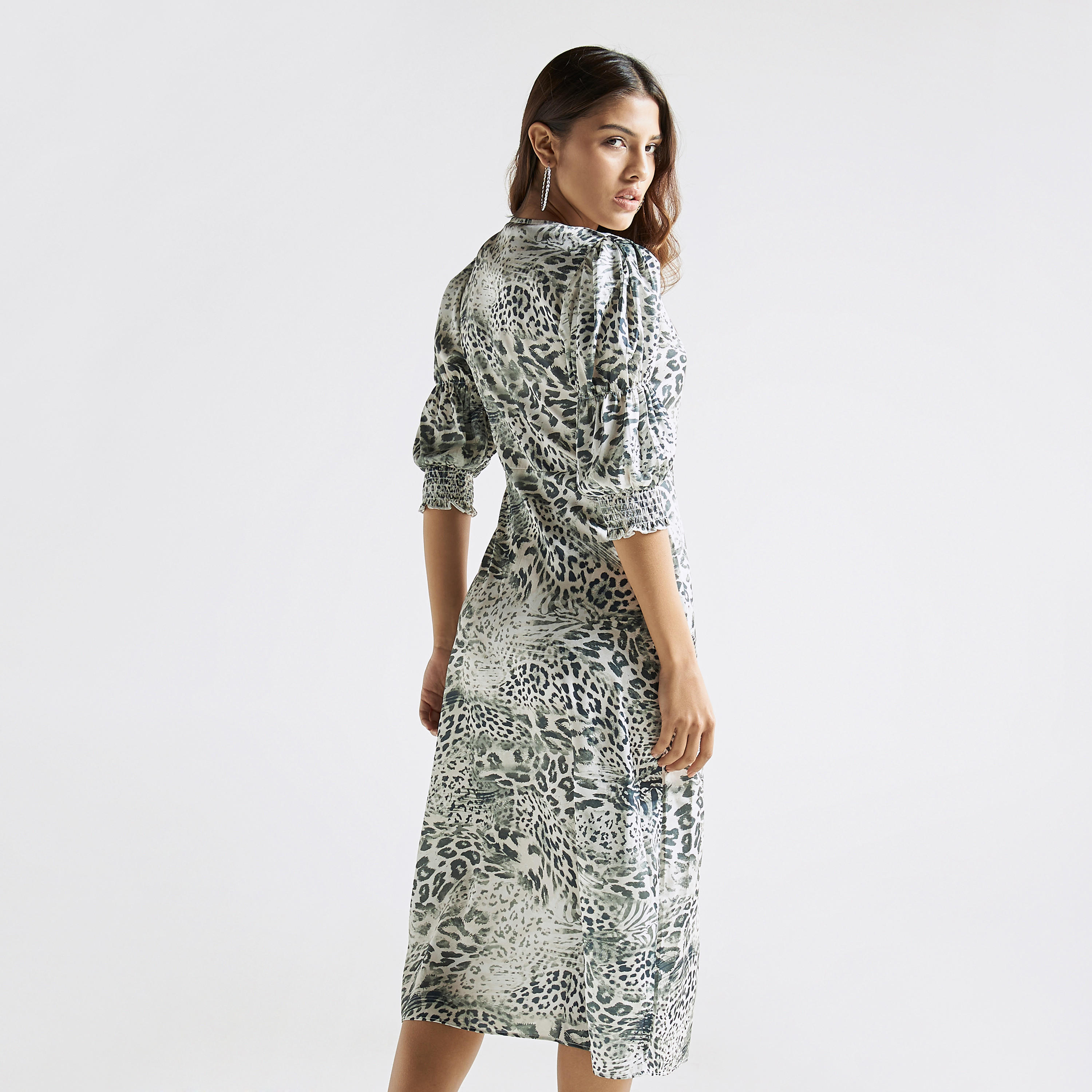 فستان ملفوف بطبعات حيوانات وياقة v وتفاصيل كشكش-women-clothing-dresses-image-3
