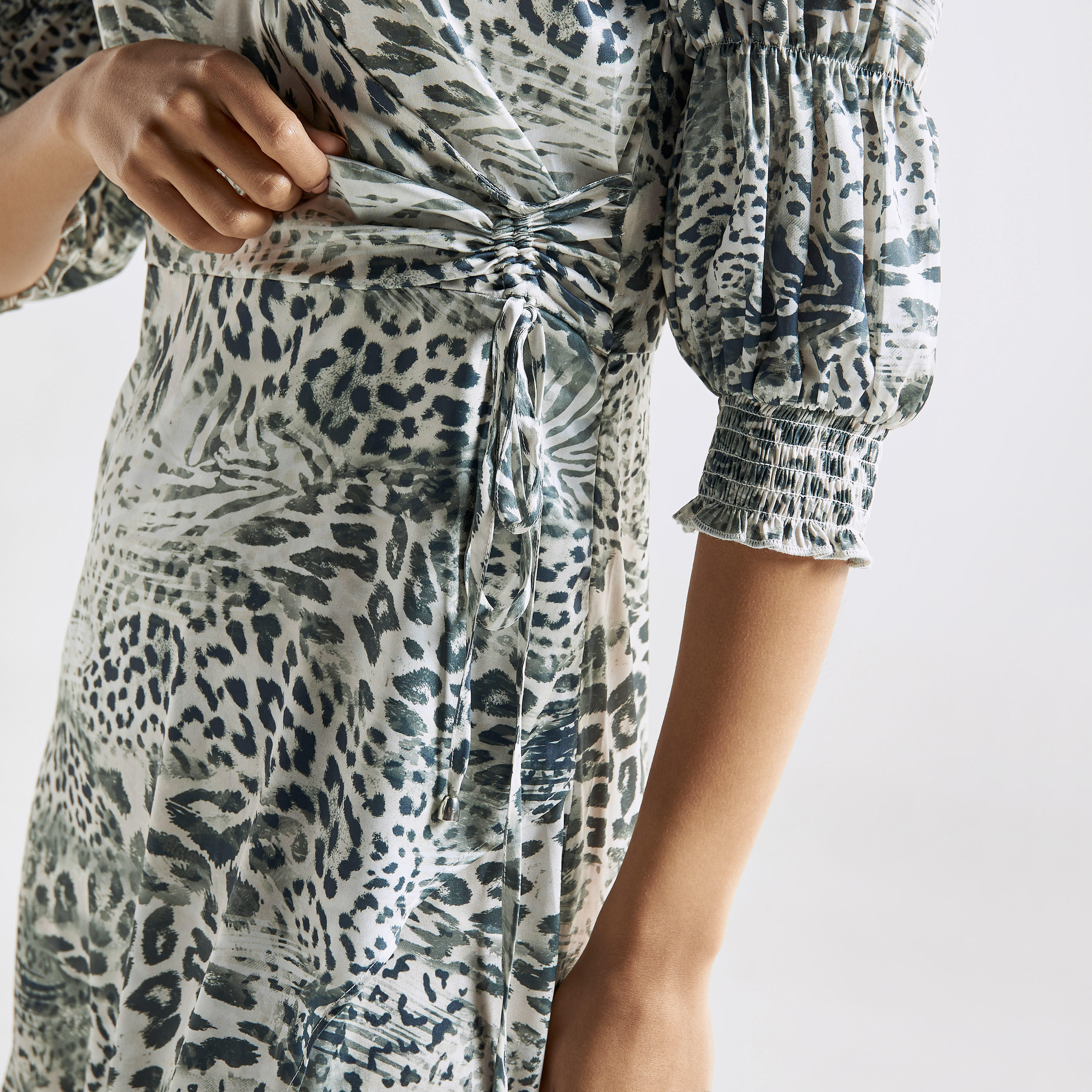 فستان ملفوف بطبعات حيوانات وياقة v وتفاصيل كشكش-women-clothing-dresses-image-4