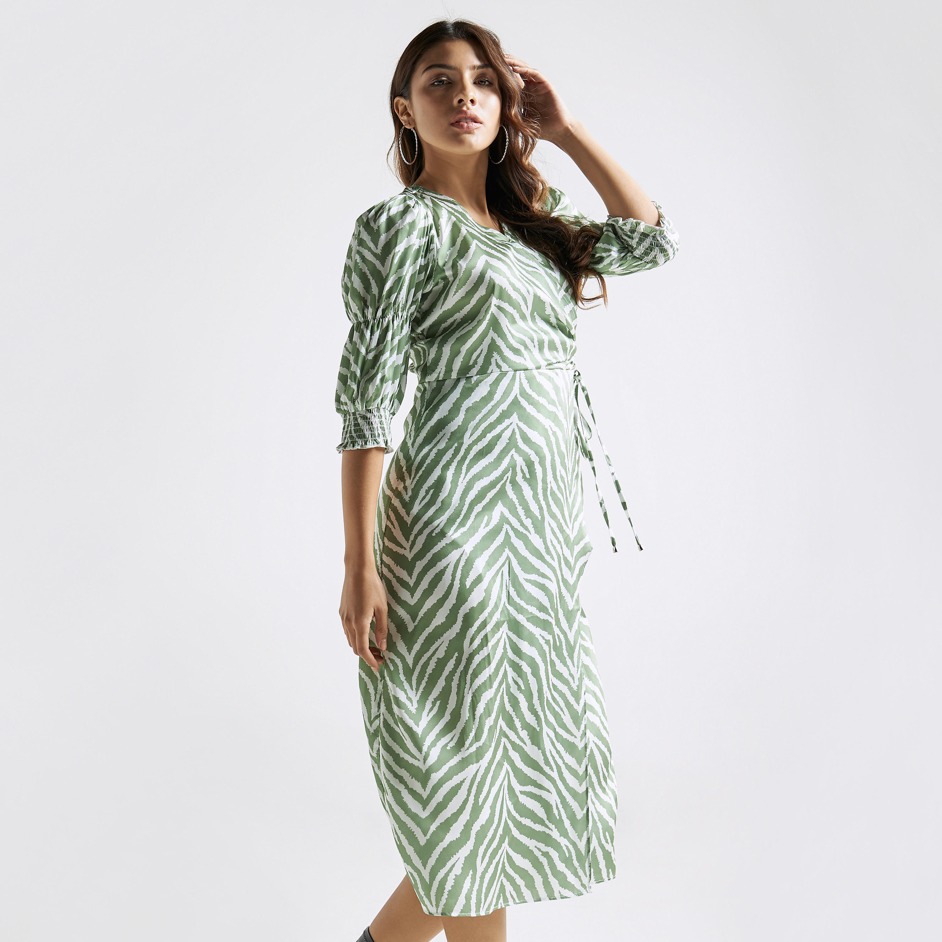 فستان ملفوف بياقة V وطبعات وتفاصيل كشكش-women-clothing-dresses-image-1