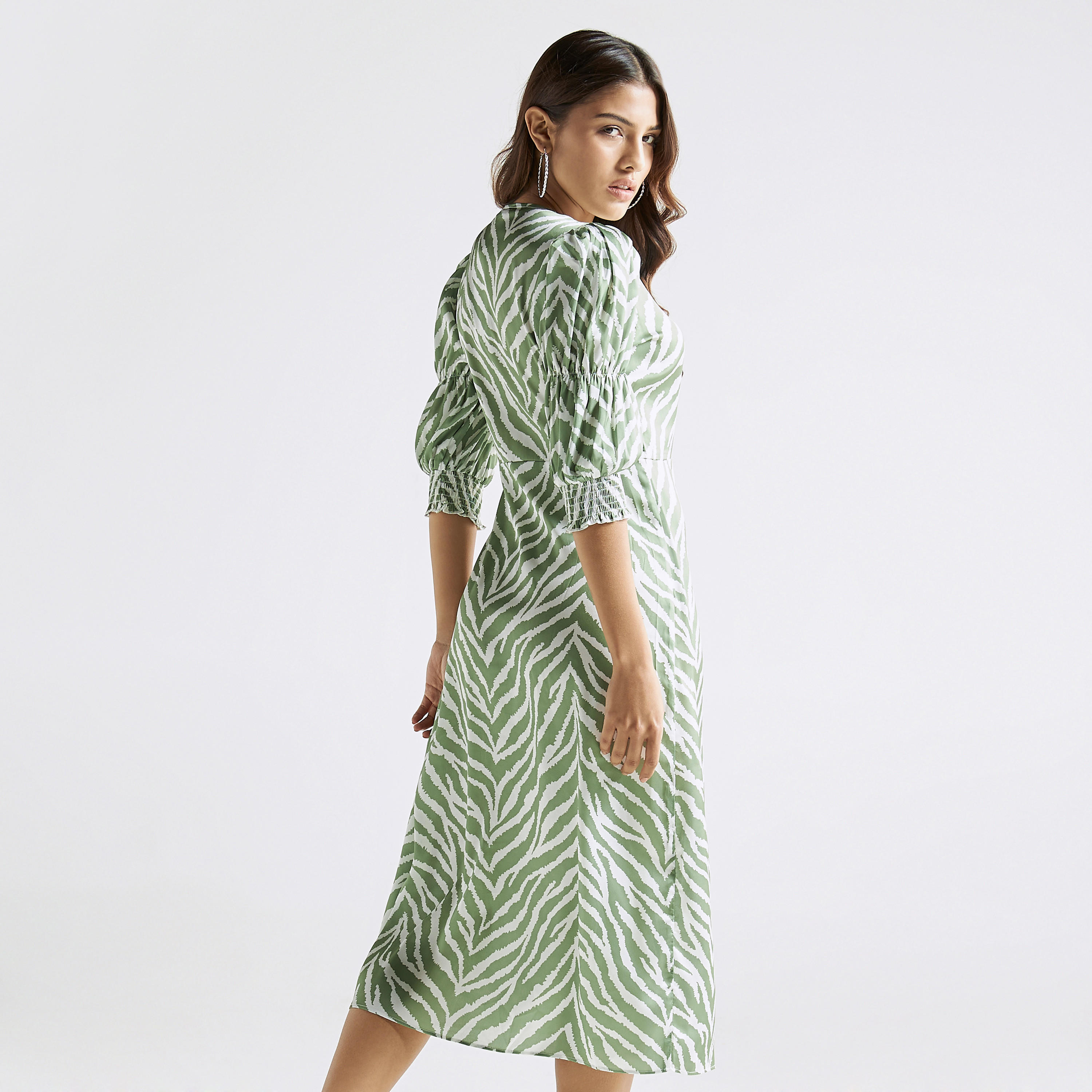 فستان ملفوف بياقة V وطبعات وتفاصيل كشكش-women-clothing-dresses-image-3