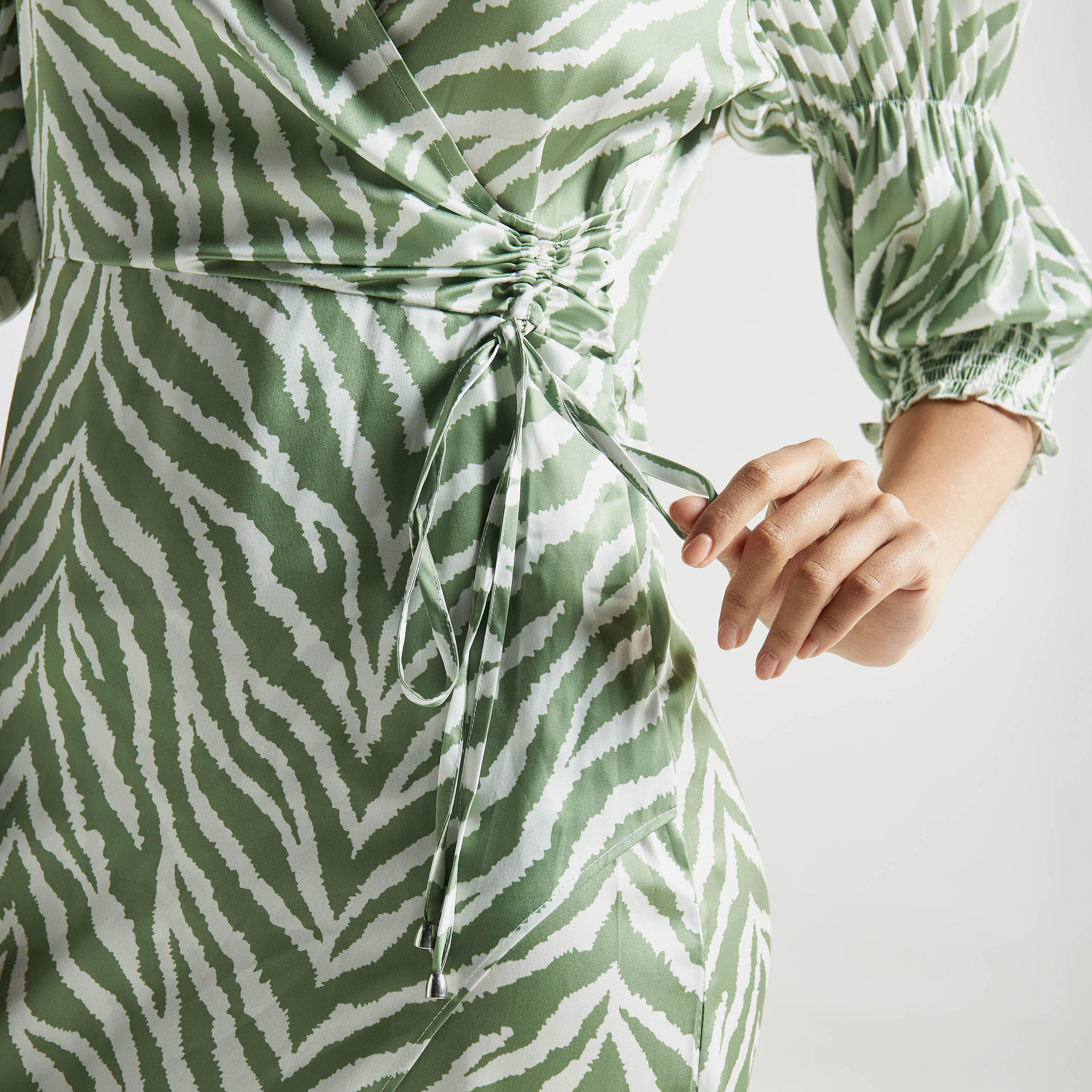 فستان ملفوف بياقة V وطبعات وتفاصيل كشكش-women-clothing-dresses-image-4