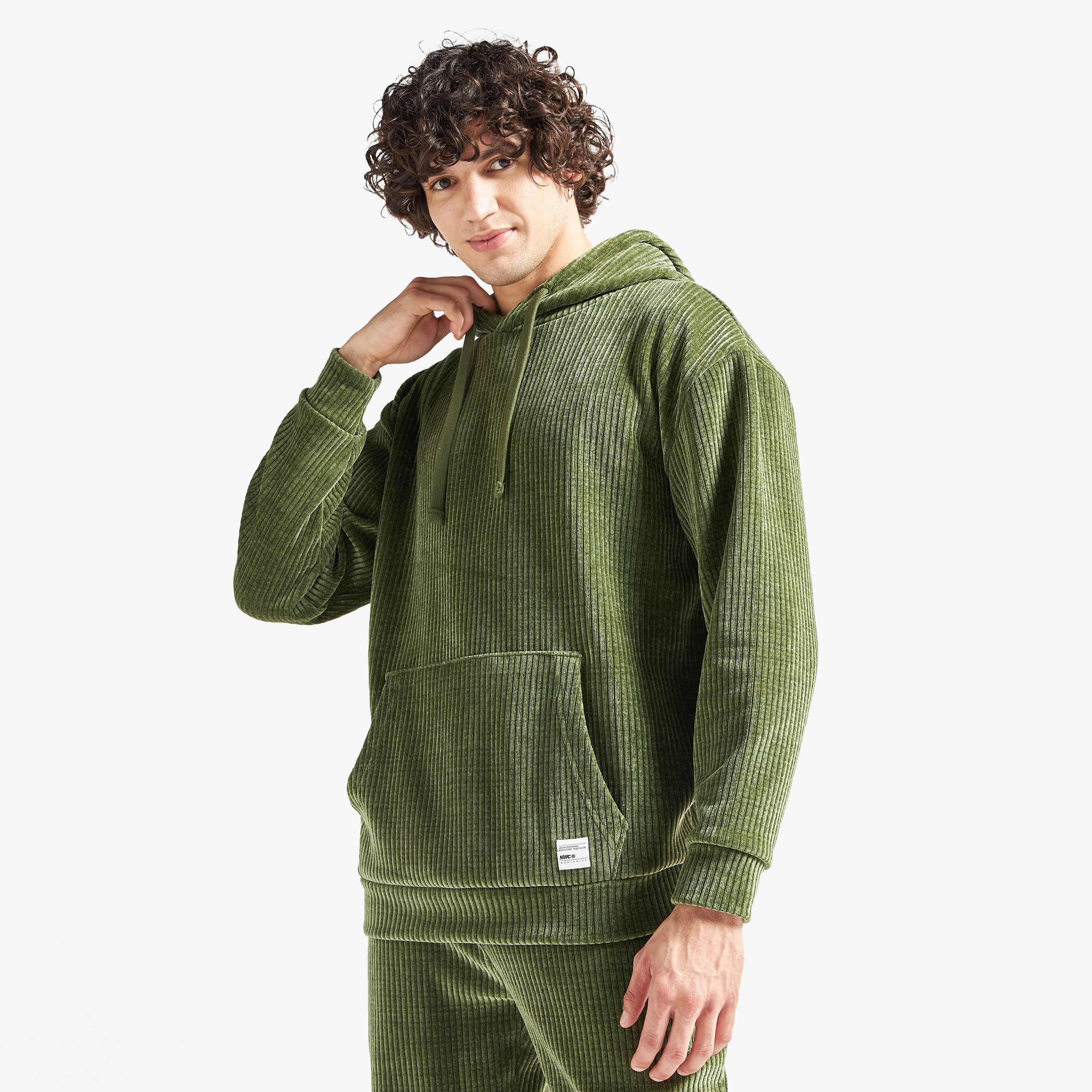 هودي كوردوراي بارز الملمس بأكمام طويلة وجيب كنغر-men-winterwear-hoodiesandsweatshirts-image-1