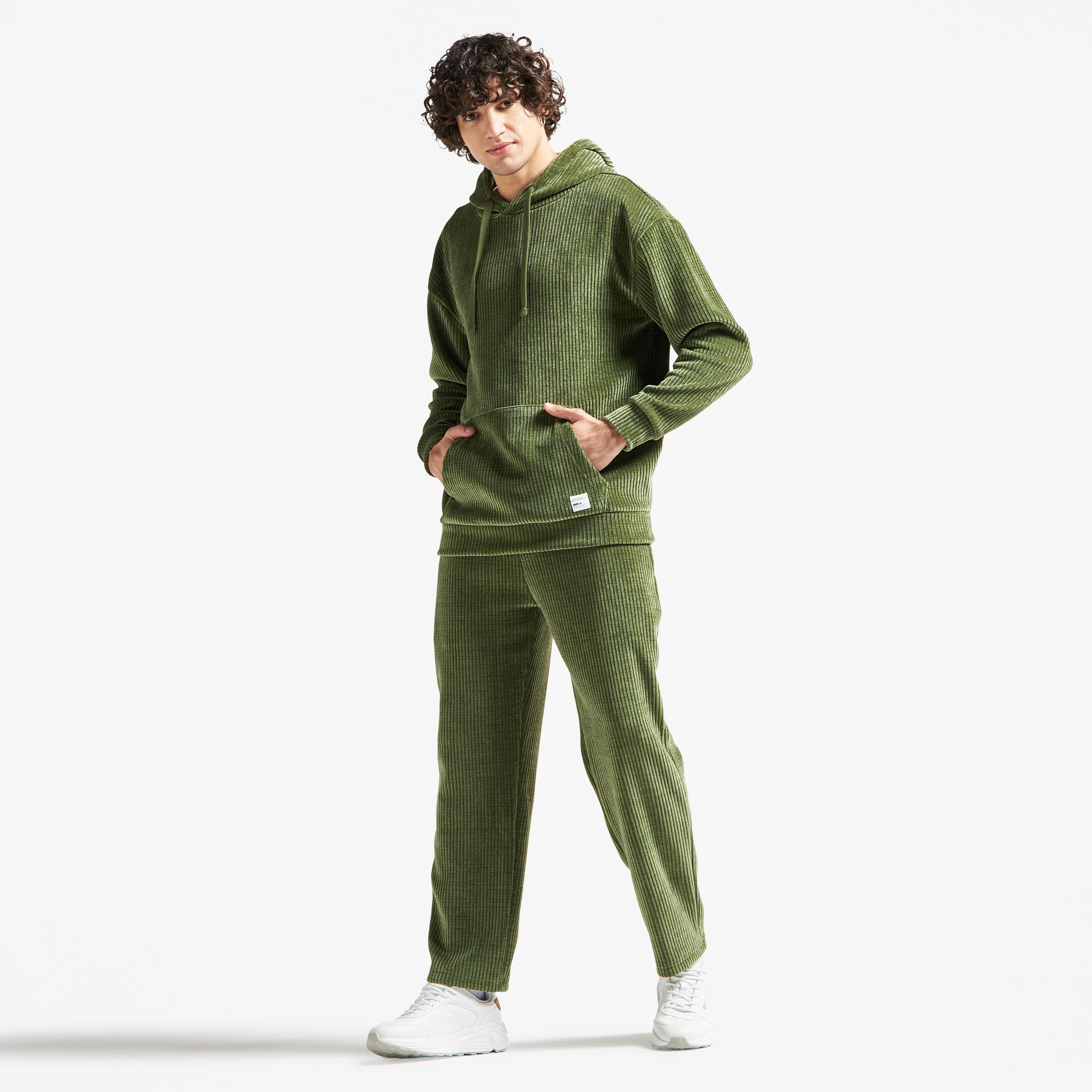 هودي كوردوراي بارز الملمس بأكمام طويلة وجيب كنغر-men-winterwear-hoodiesandsweatshirts-image-2