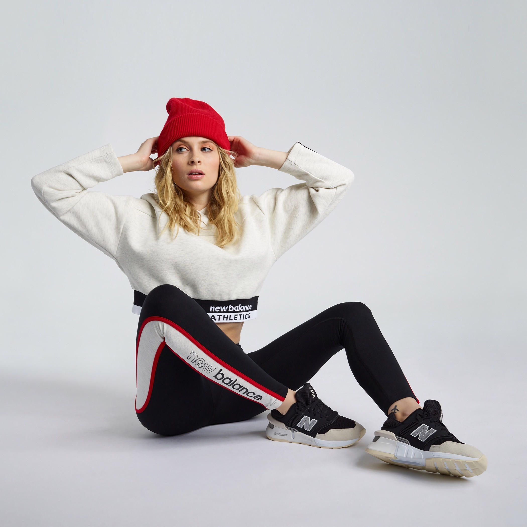 بنطلون ليقنز سادة بتفاصيل شريطة جانبيّة وخصر مطّاطي من نيو بالانس-women-clothing-bottoms-leggings-image-2