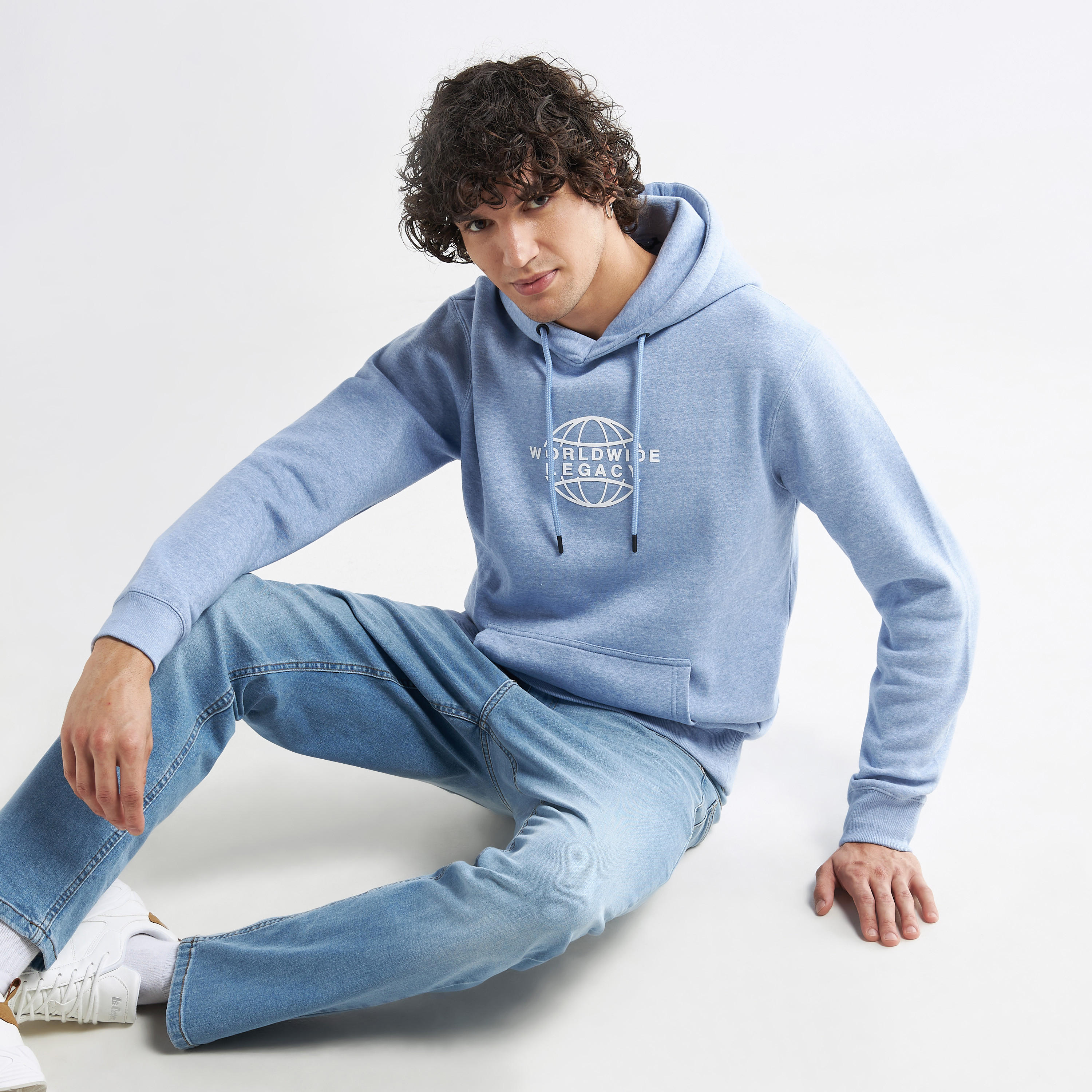 سويت شيرت بقبّعة وجيب كنغر بطبعات-men-winterwear-hoodiesandsweatshirts-image-1