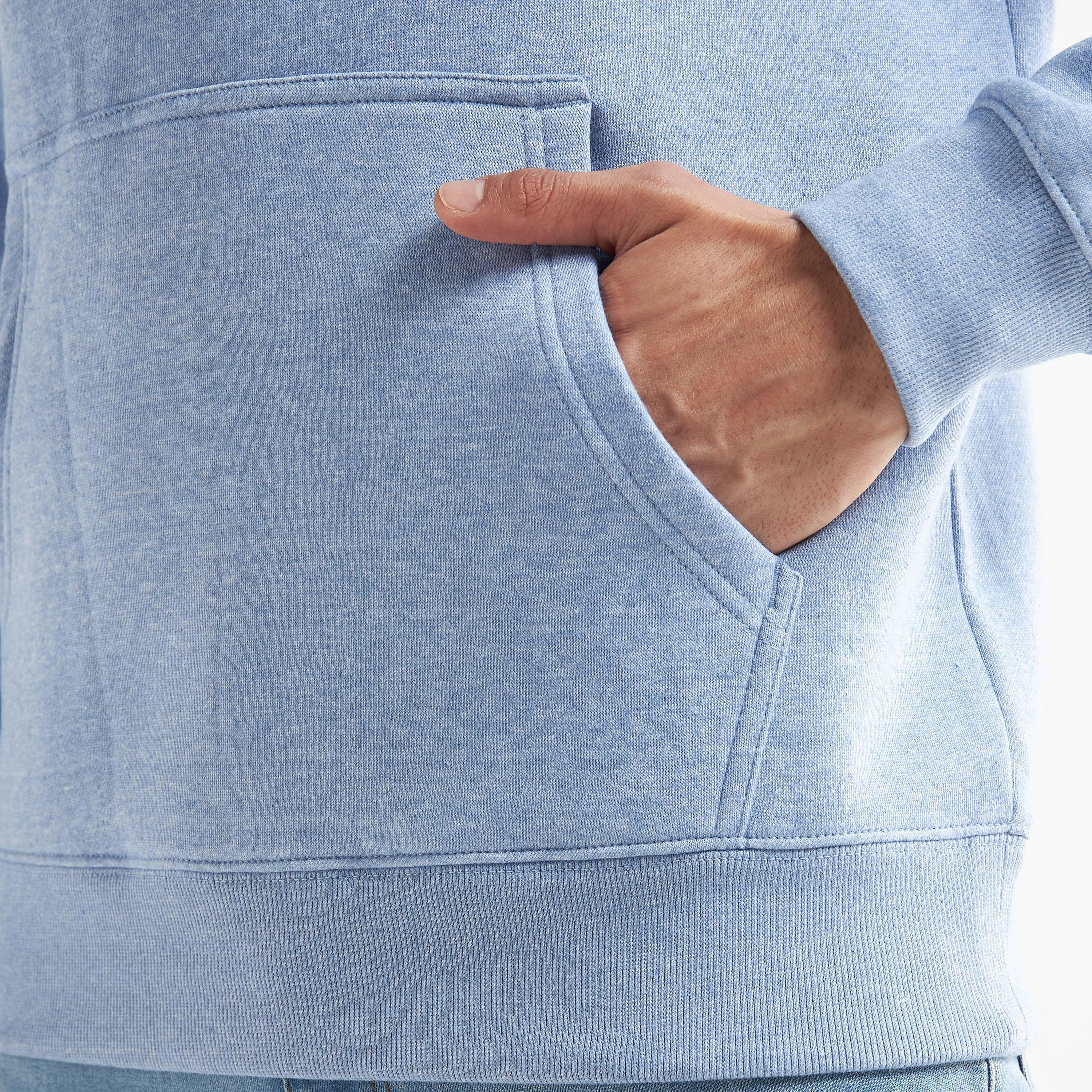 سويت شيرت بقبّعة وجيب كنغر بطبعات-men-winterwear-hoodiesandsweatshirts-image-5