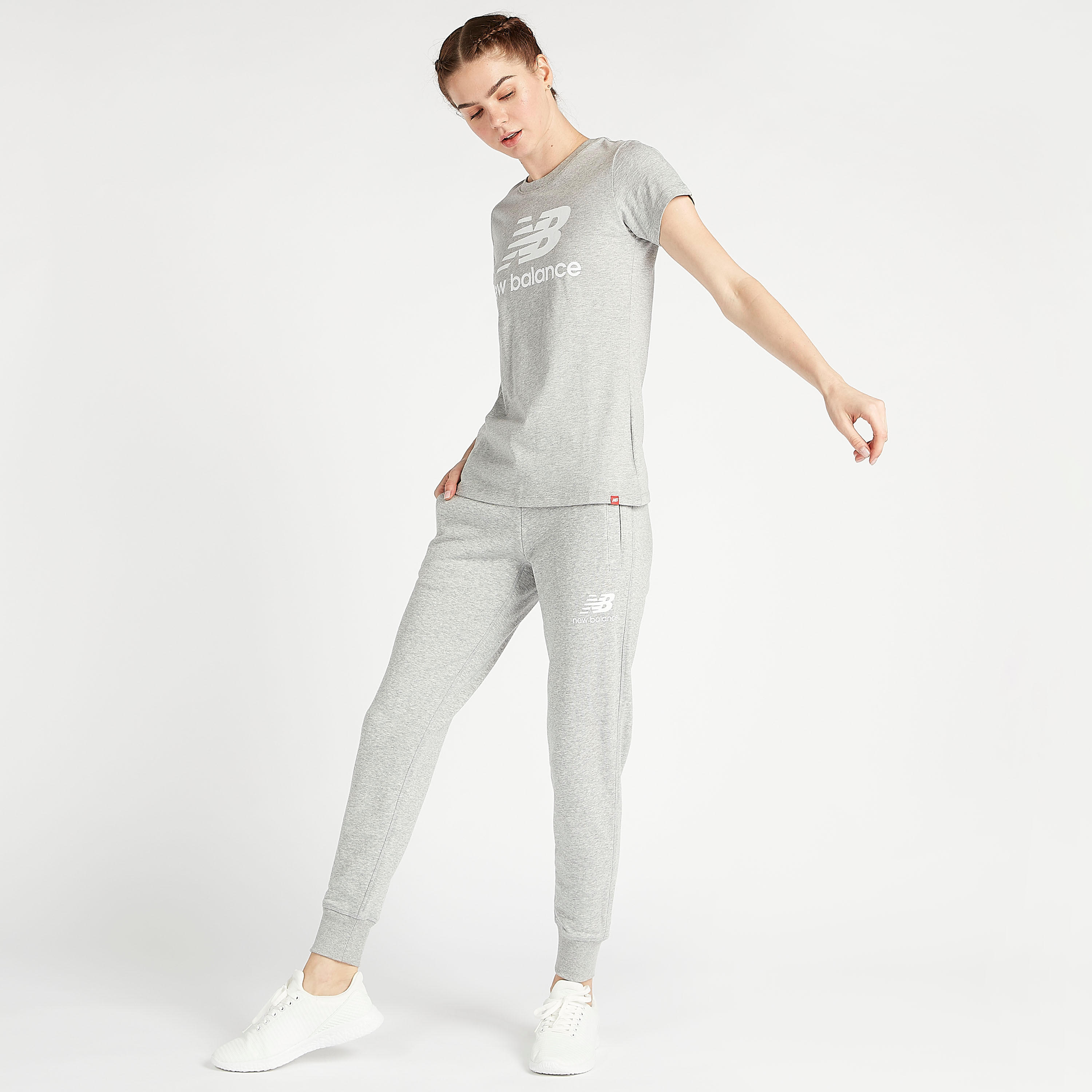 بنطلون رياضي سادة بجيوب إيسانشلز من نيو بالانس-women-clothing-bottoms-joggers-image-2