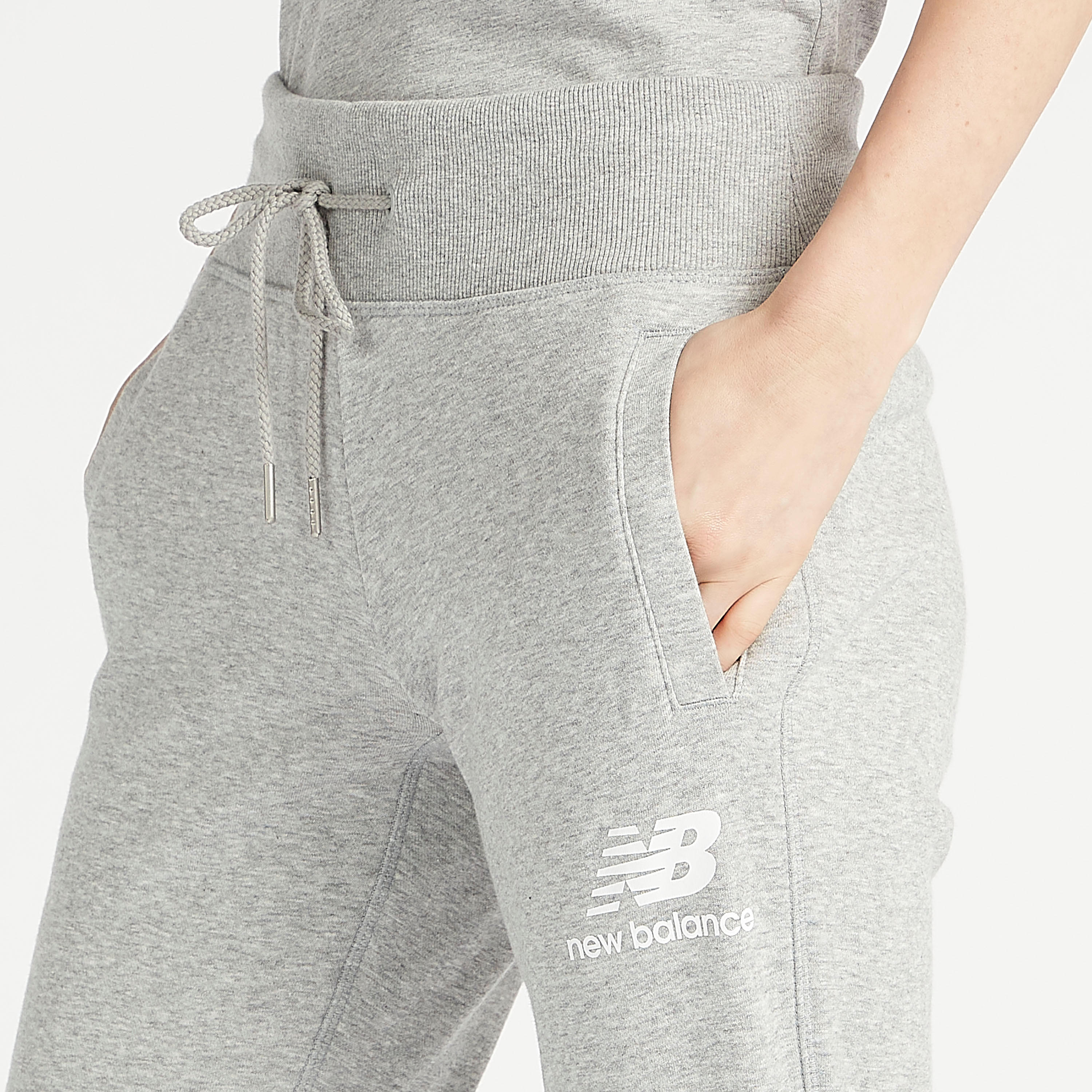 بنطلون رياضي سادة بجيوب إيسانشلز من نيو بالانس-women-clothing-bottoms-joggers-image-3
