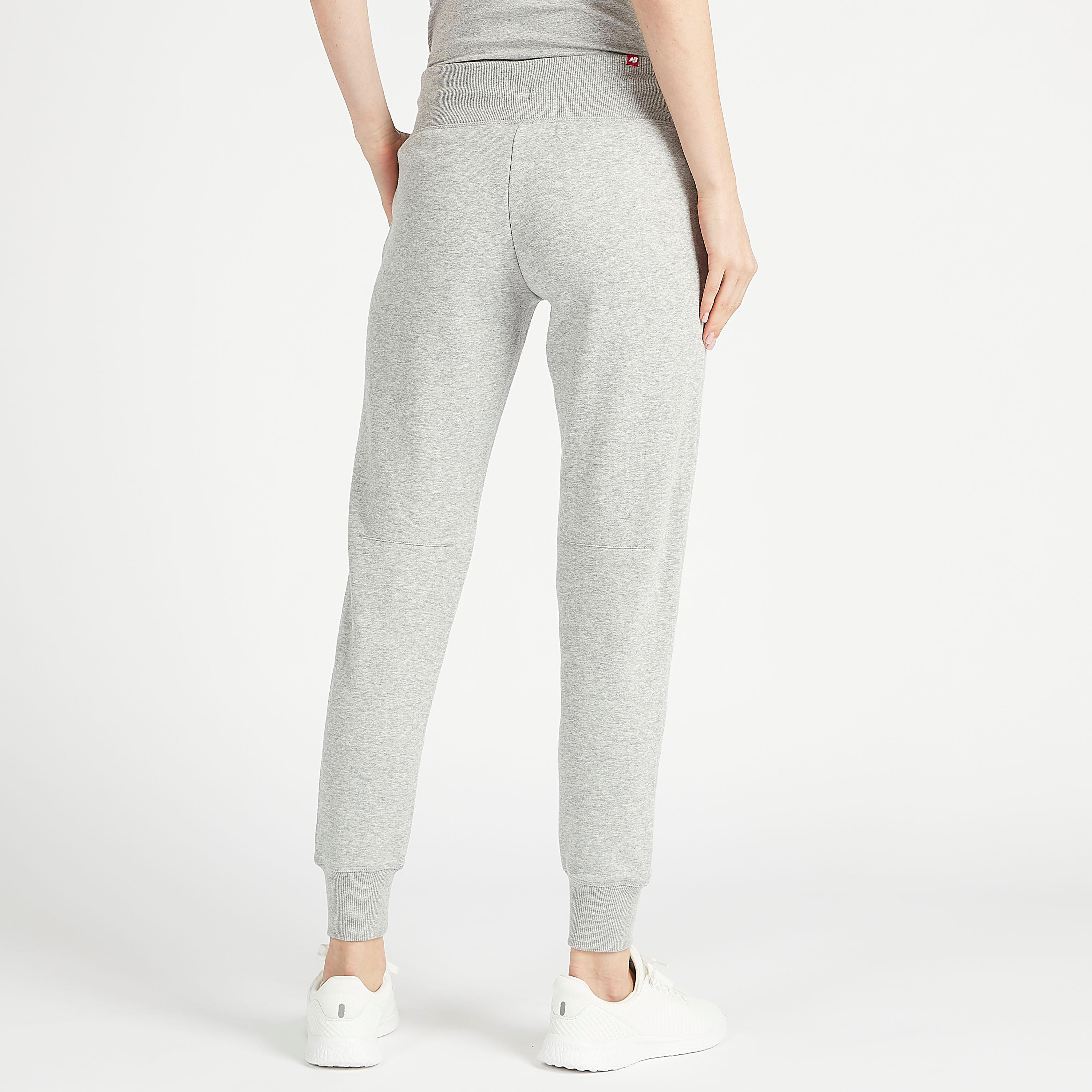 بنطلون رياضي سادة بجيوب إيسانشلز من نيو بالانس-women-clothing-bottoms-joggers-image-4