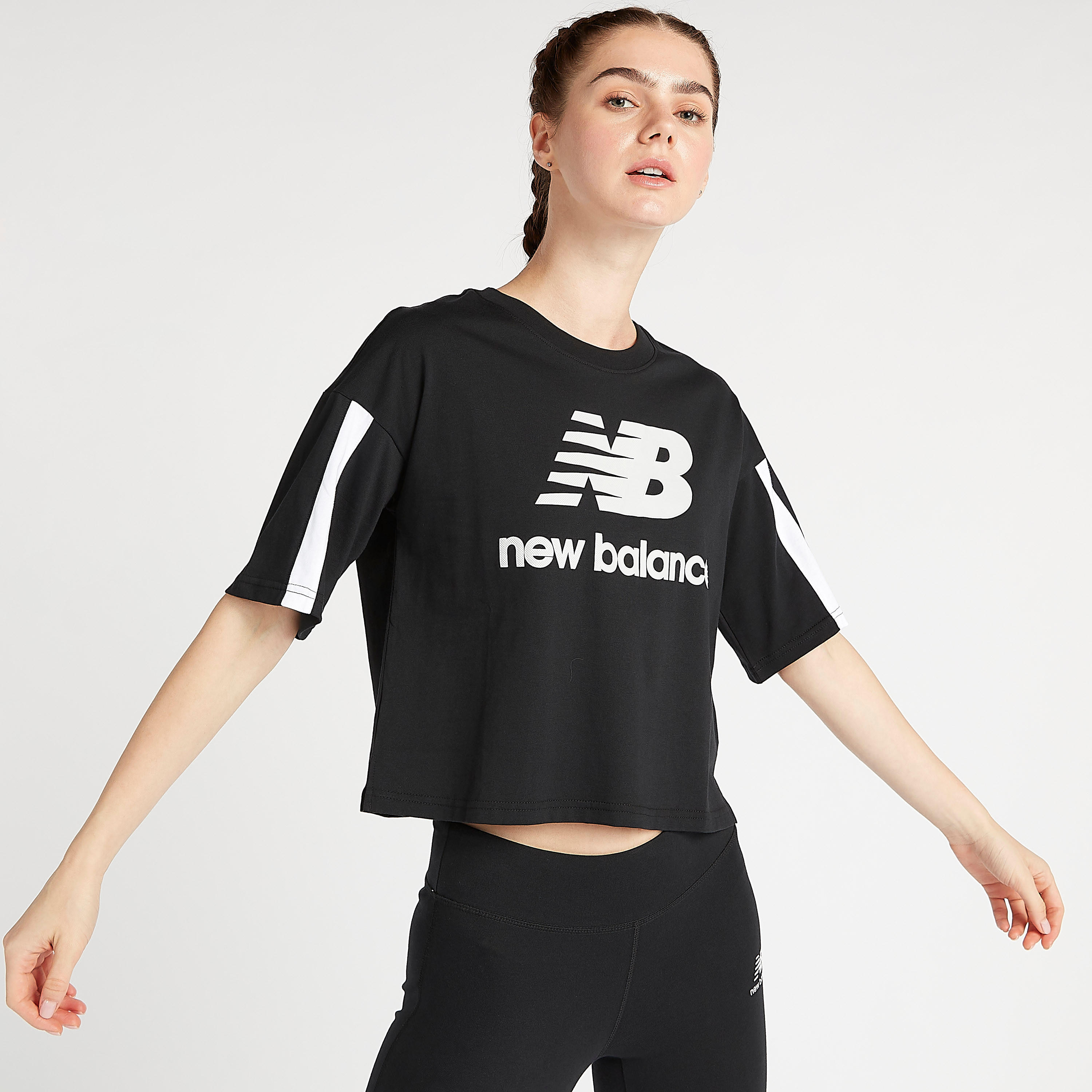 تيشيرت قصير بأكمام قصيرة وطبعات آثليتيكس من نيو بالانس-women-clothing-sportswearandactivewear-tshirtsandvests-image-1