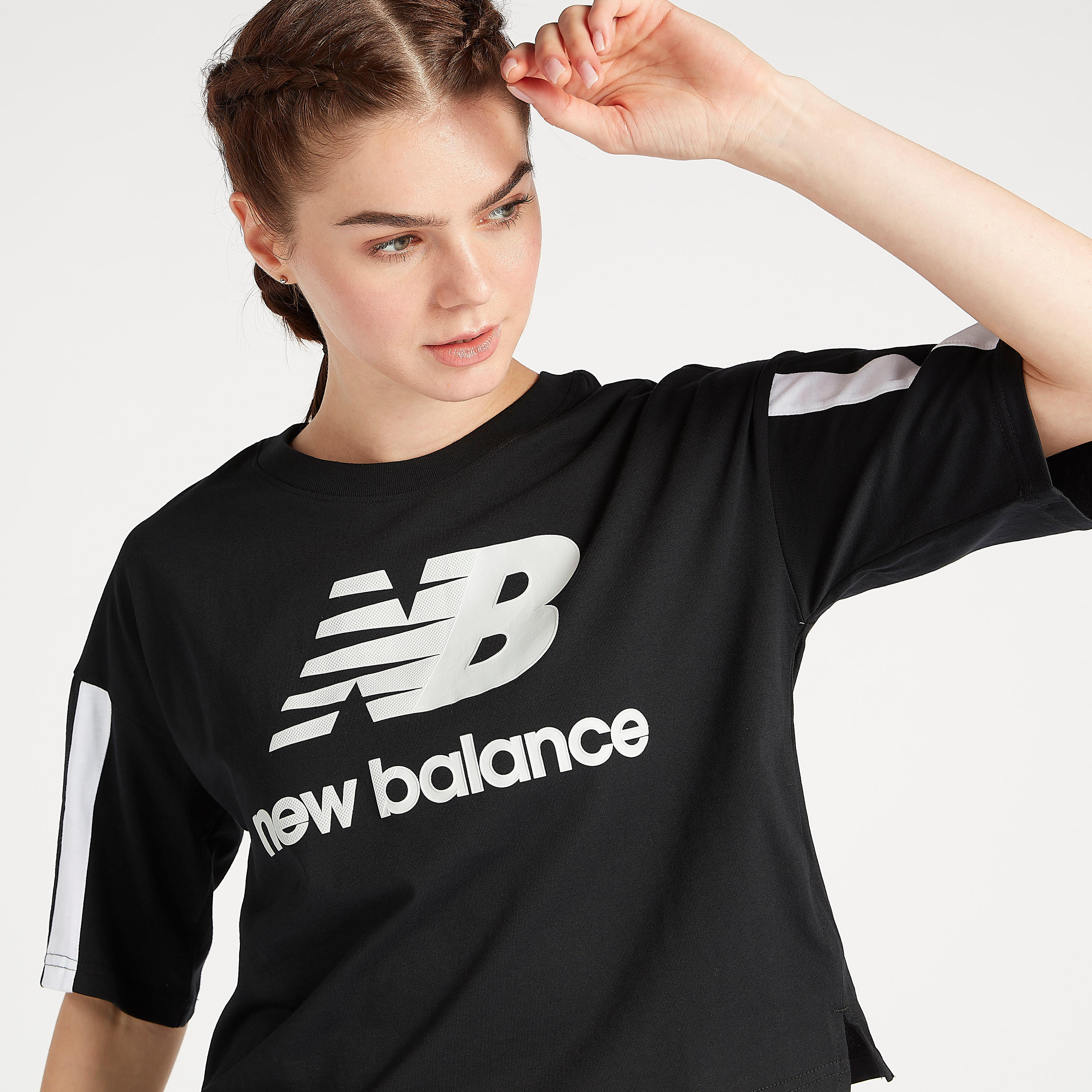 تيشيرت قصير بأكمام قصيرة وطبعات آثليتيكس من نيو بالانس-women-clothing-sportswearandactivewear-tshirtsandvests-image-3