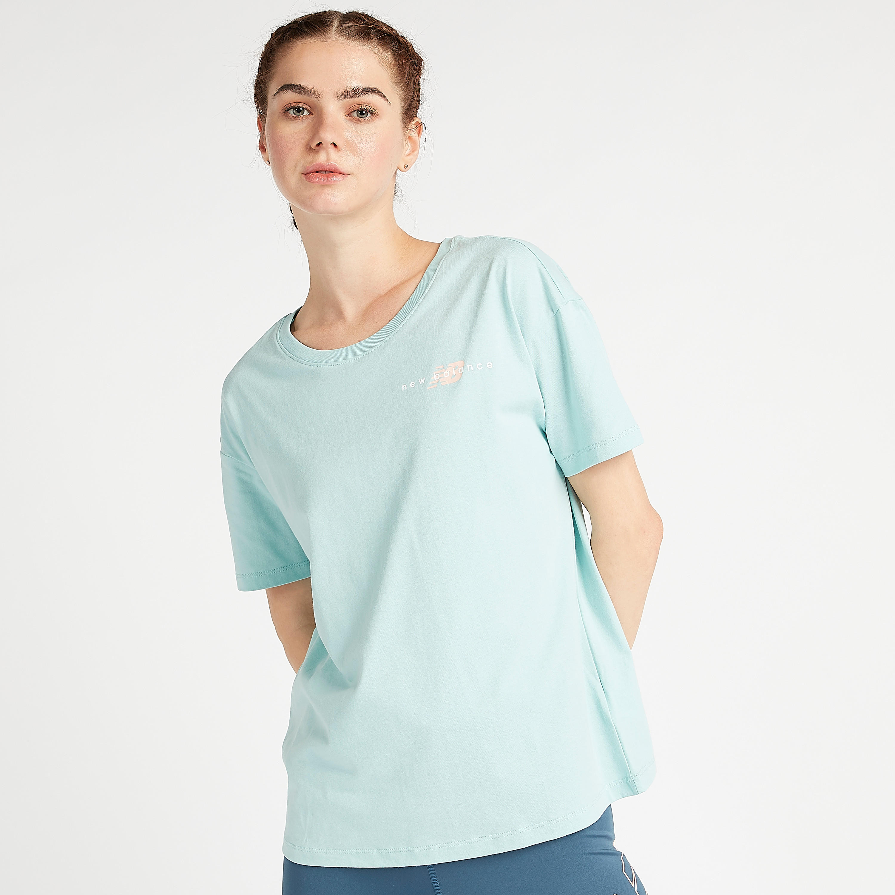 تيشيرت بطبعات جرافيكيّة وأكمام قصيرة آثليتيكس بريب من نيو بالانس-women-clothing-sportswearandactivewear-tshirtsandvests-image-1