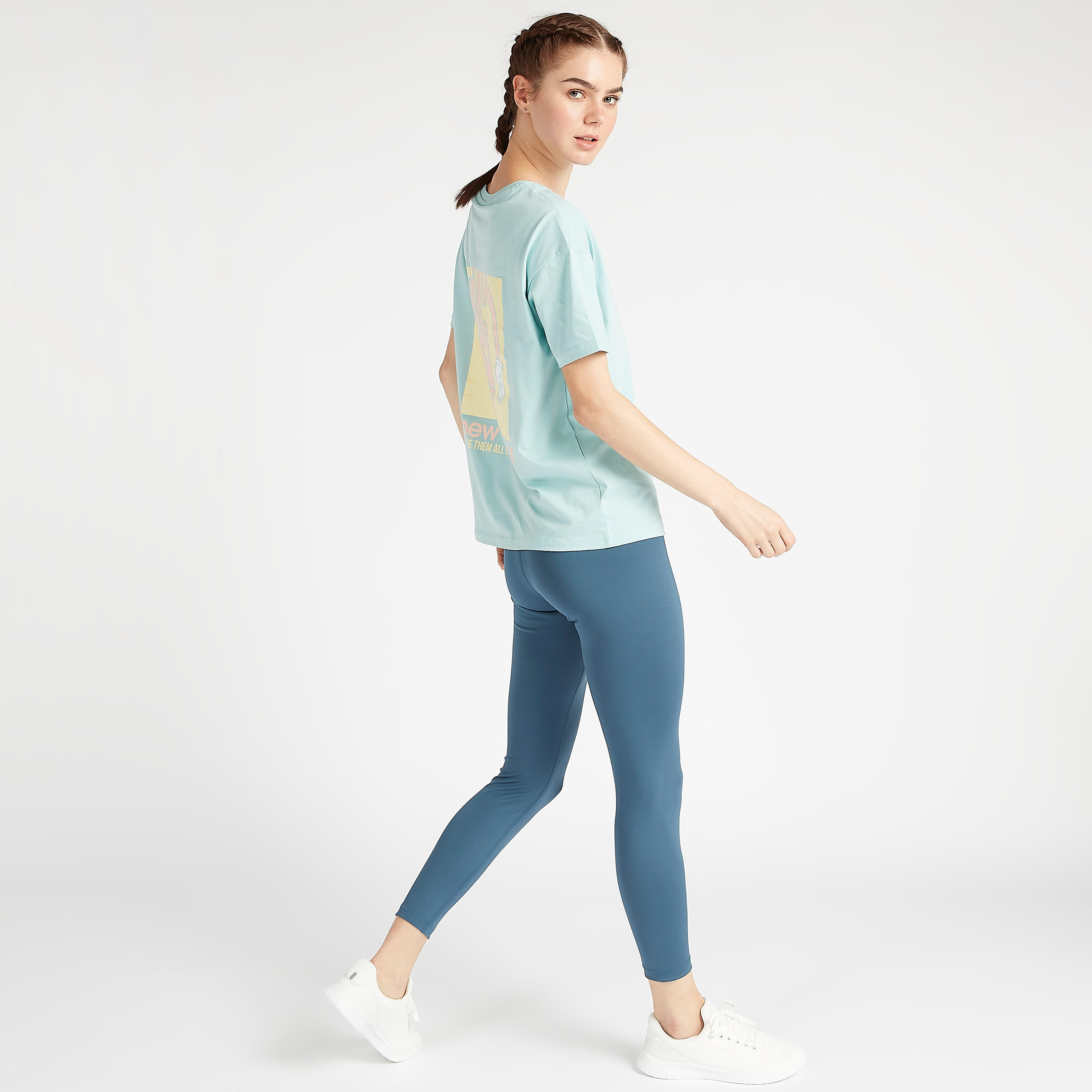 تيشيرت بطبعات جرافيكيّة وأكمام قصيرة آثليتيكس بريب من نيو بالانس-women-clothing-sportswearandactivewear-tshirtsandvests-image-2