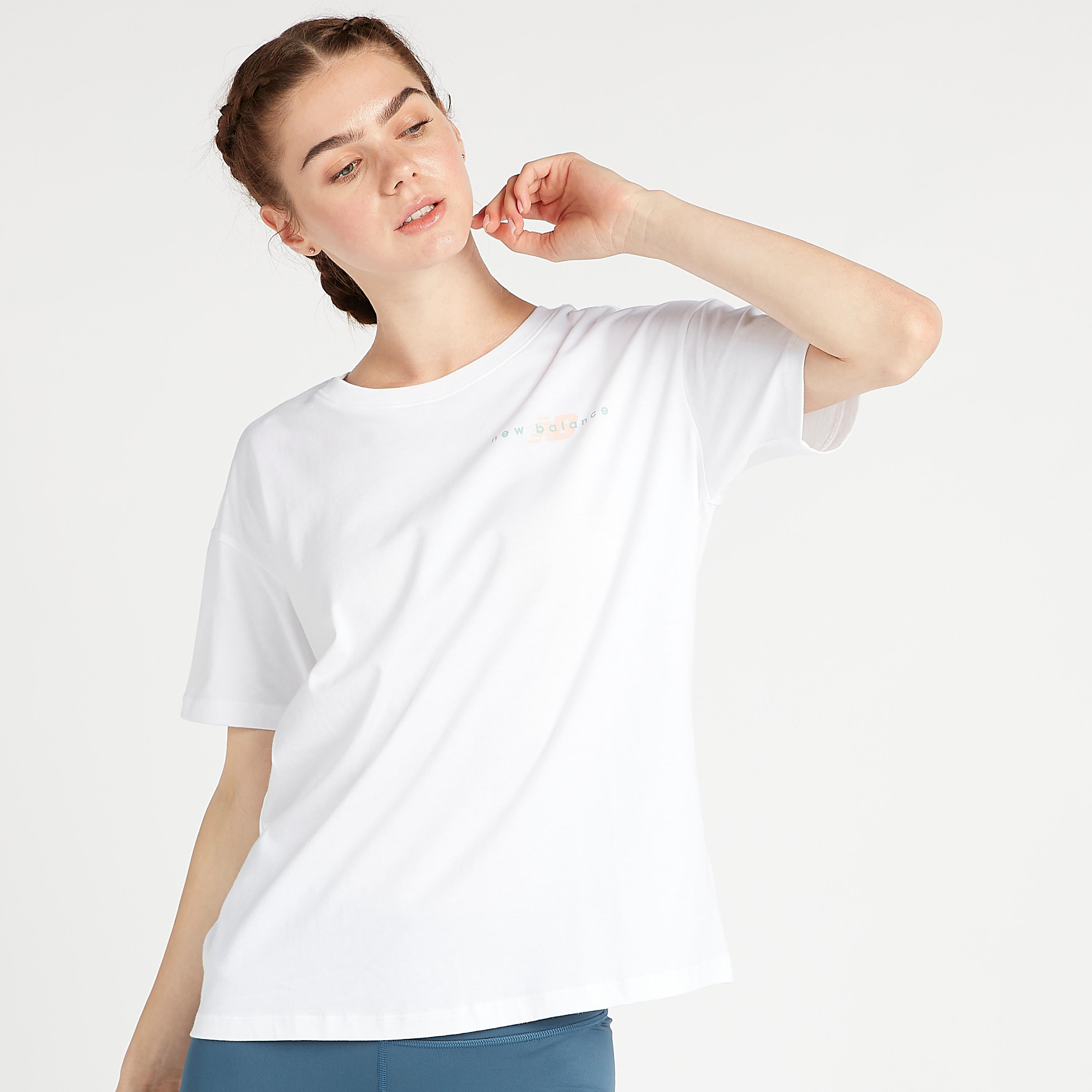 تيشيرت بطبعات جرافيكيّة وأكمام قصيرة آثليتيكس بريب من نيو بالانس-women-clothing-sportswearandactivewear-tshirtsandvests-image-5