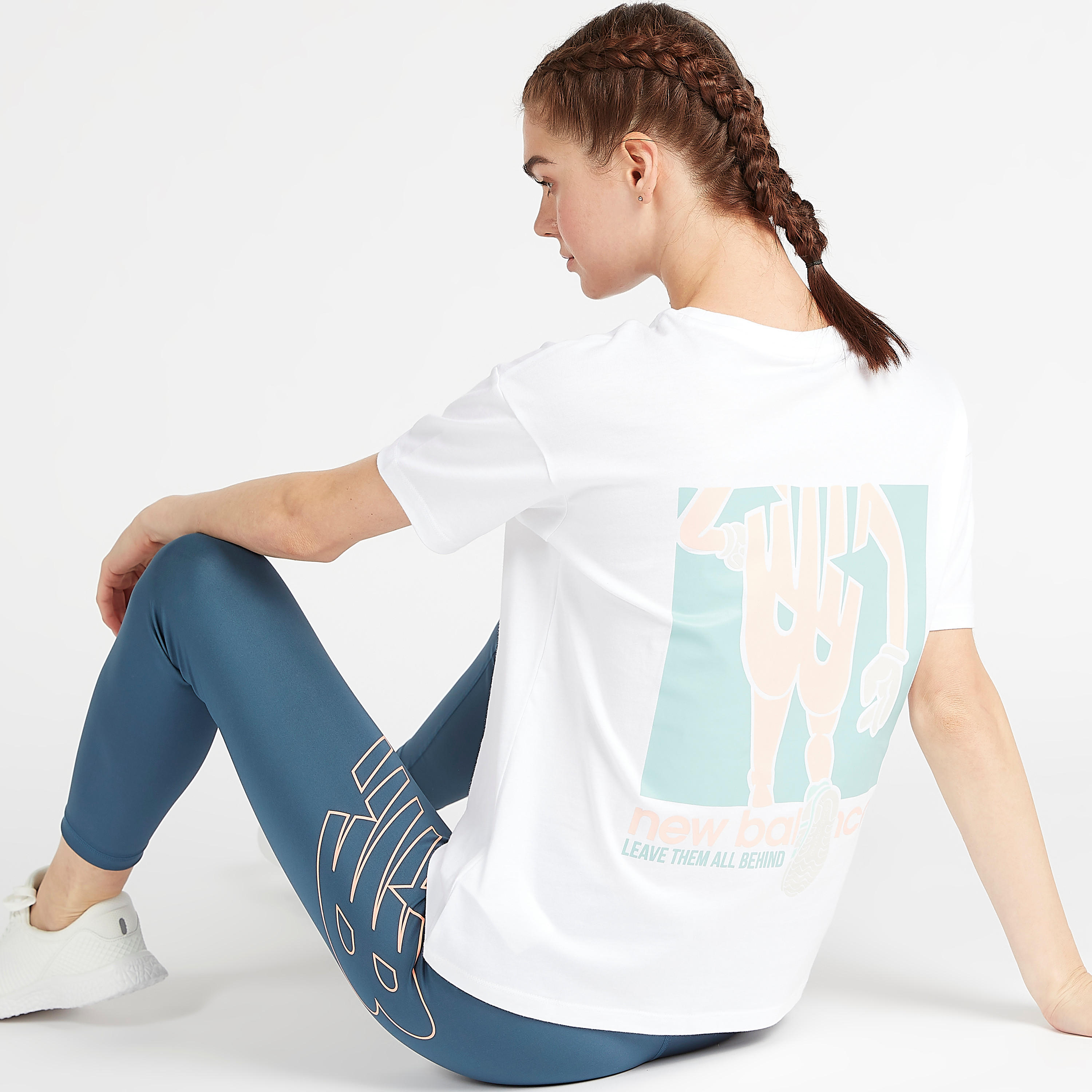 تيشيرت بطبعات جرافيكيّة وأكمام قصيرة آثليتيكس بريب من نيو بالانس-women-clothing-sportswearandactivewear-tshirtsandvests-image-7
